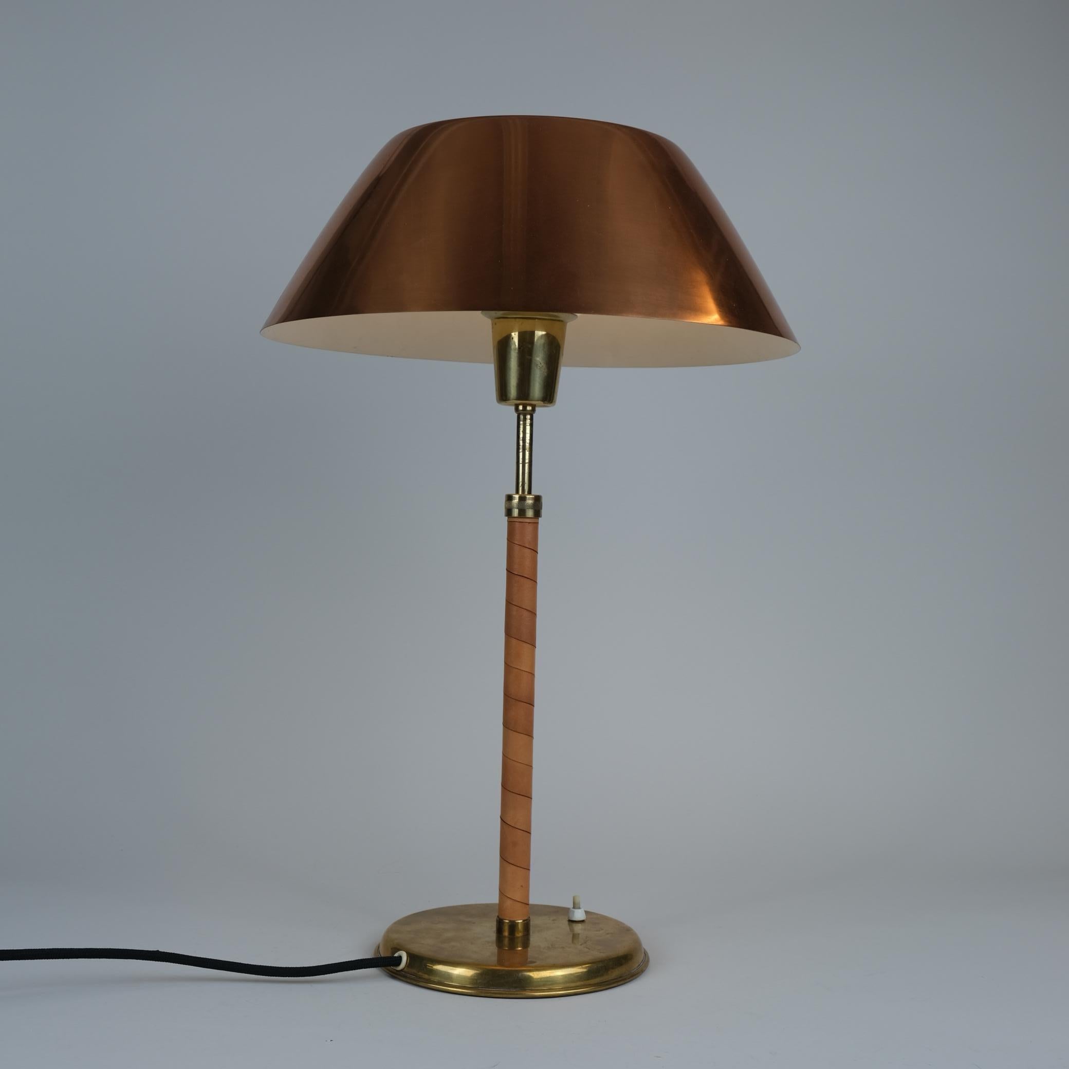Lisa Johansson-Pape Lámpara de Sobremesa Ajustable Ihanne, Cobre, Latón y Cuero, Orno Escandinavo moderno en venta