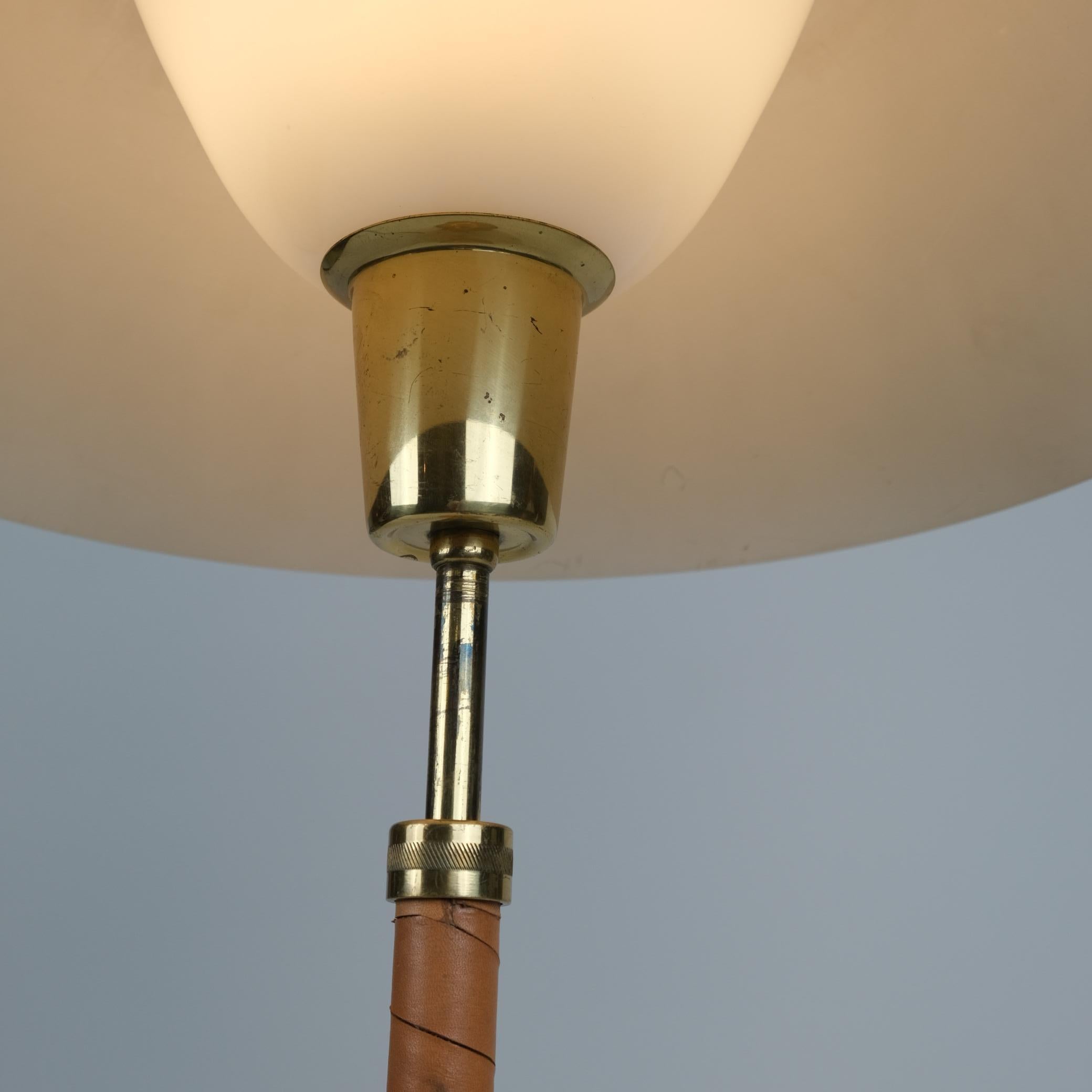 Lisa Johansson-Pape Lámpara de Sobremesa Ajustable Ihanne, Cobre, Latón y Cuero, Orno Metal en venta