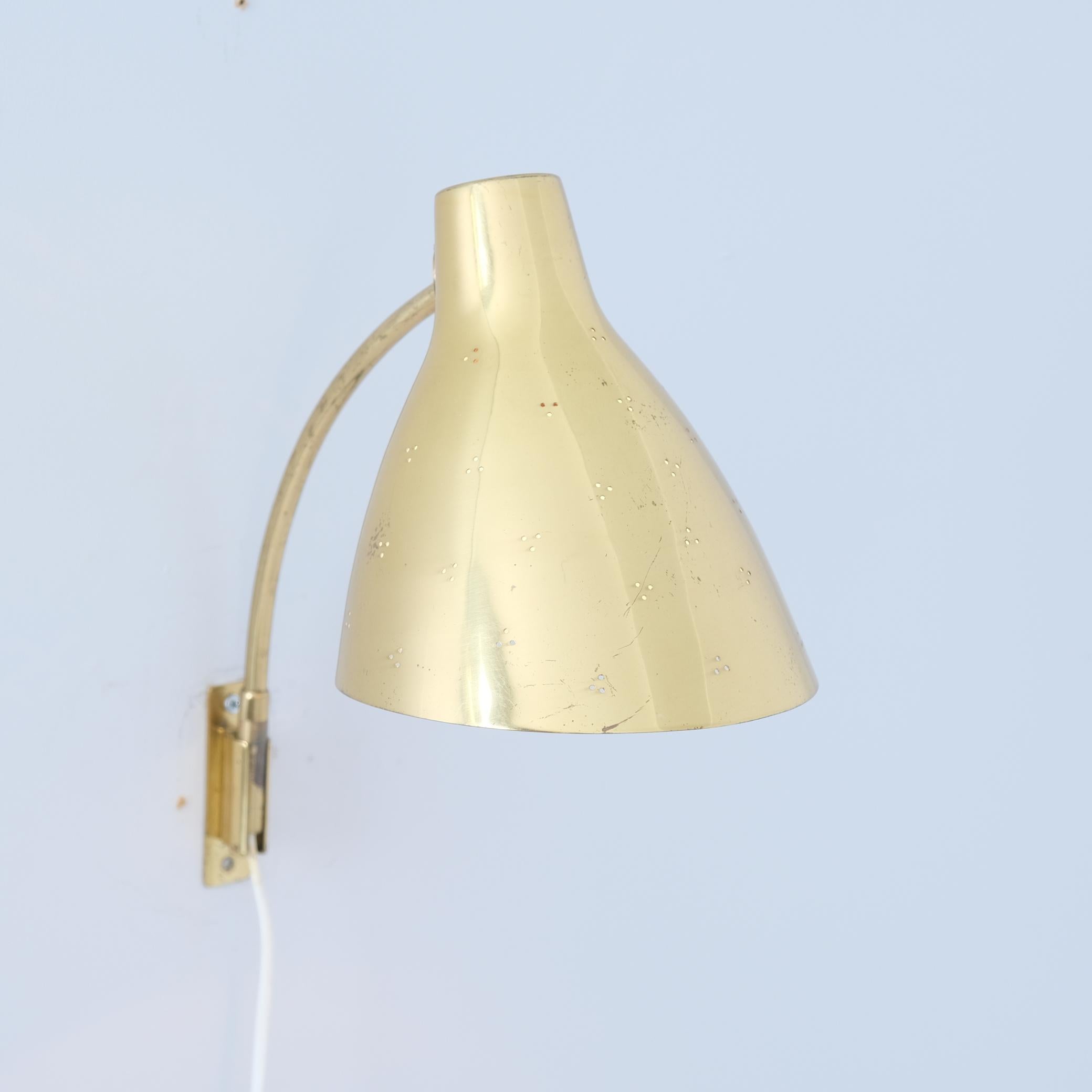 Una bellissima applique con ottone perforato che permette alla luce di filtrare attraverso l'ottone per dare un aspetto caldo come un cielo stellato, soprattutto se il resto della stanza è buio. Questa lampada è in buone condizioni originali