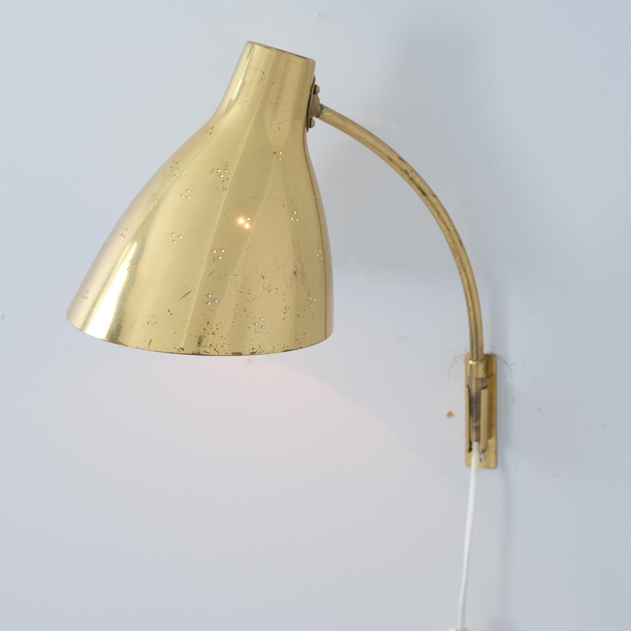 Mid-Century moderno Lisa Johansson-Papé Lampada da parete regolabile 50-055 in ottone decorato, Orno 1950s in vendita