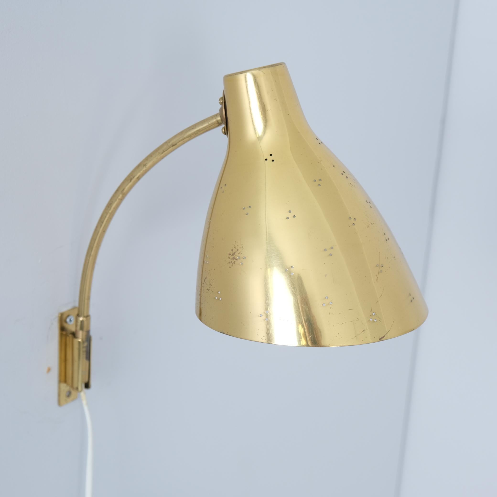 Finlandese Lisa Johansson-Papé Lampada da parete regolabile 50-055 in ottone decorato, Orno 1950s in vendita