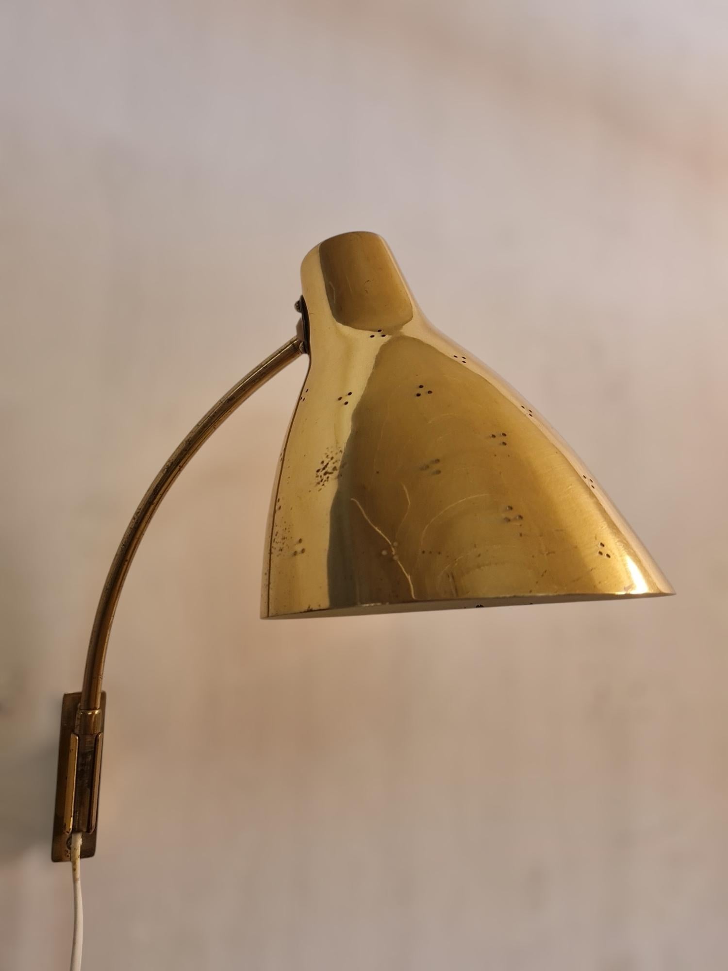 Mid-Century Modern Lisa Johansson-Papé Adjustable Wall Lamp 50-055 in Perfortated Brass, Orno 1950s For Sale