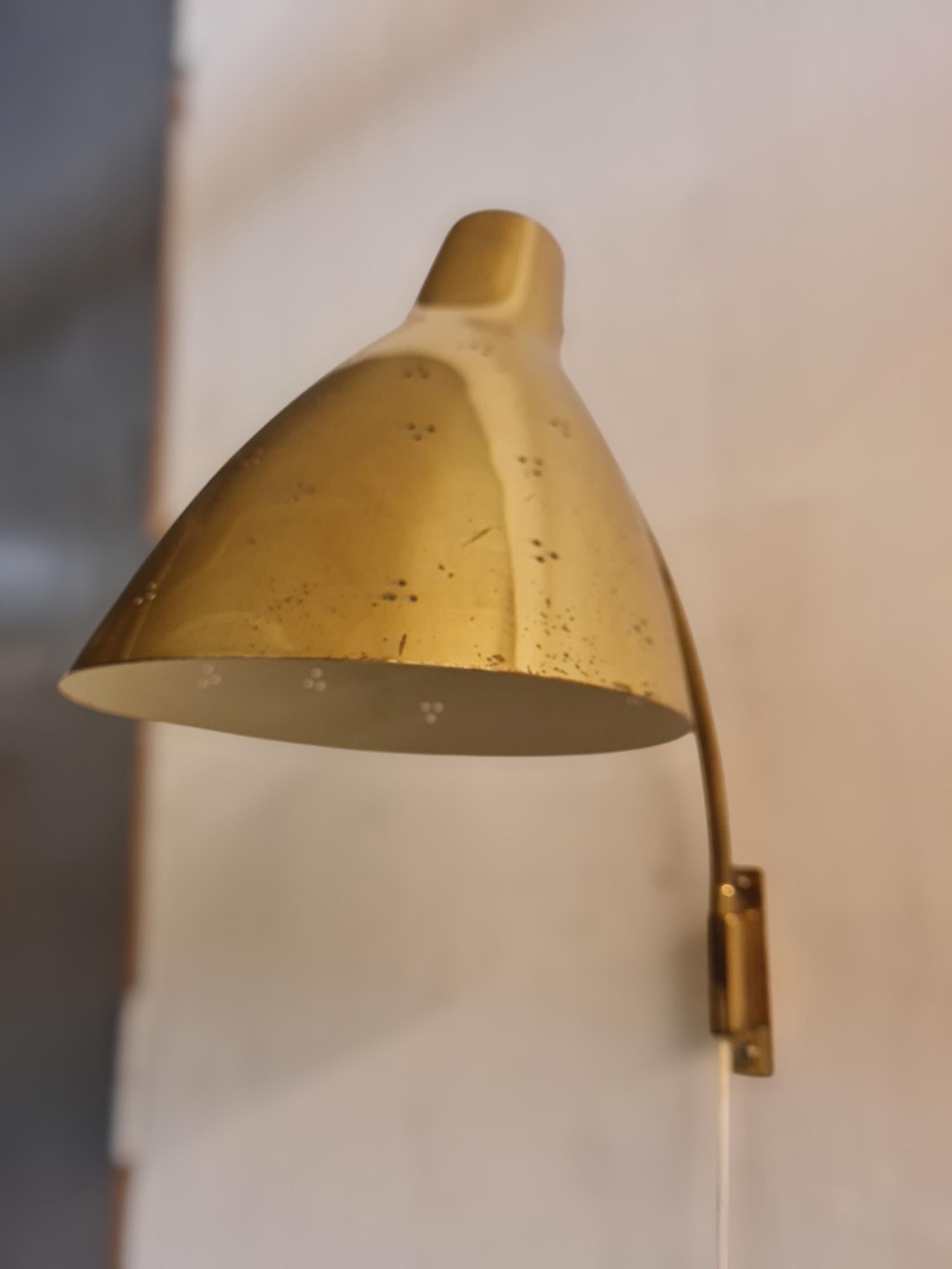 Finnish Lisa Johansson-Papé Adjustable Wall Lamp 50-055 in Perfortated Brass, Orno 1950s For Sale