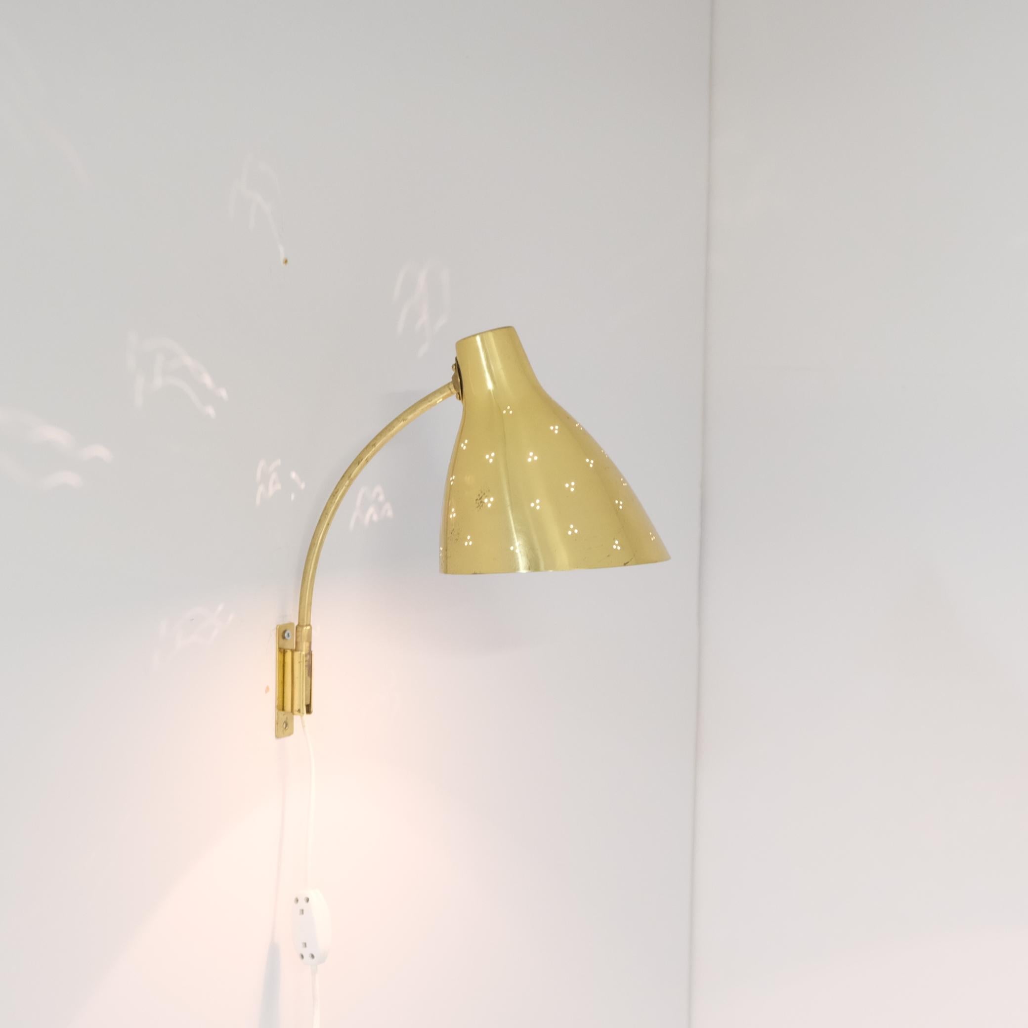 Metà XX secolo Lisa Johansson-Papé Lampada da parete regolabile 50-055 in ottone decorato, Orno 1950s in vendita