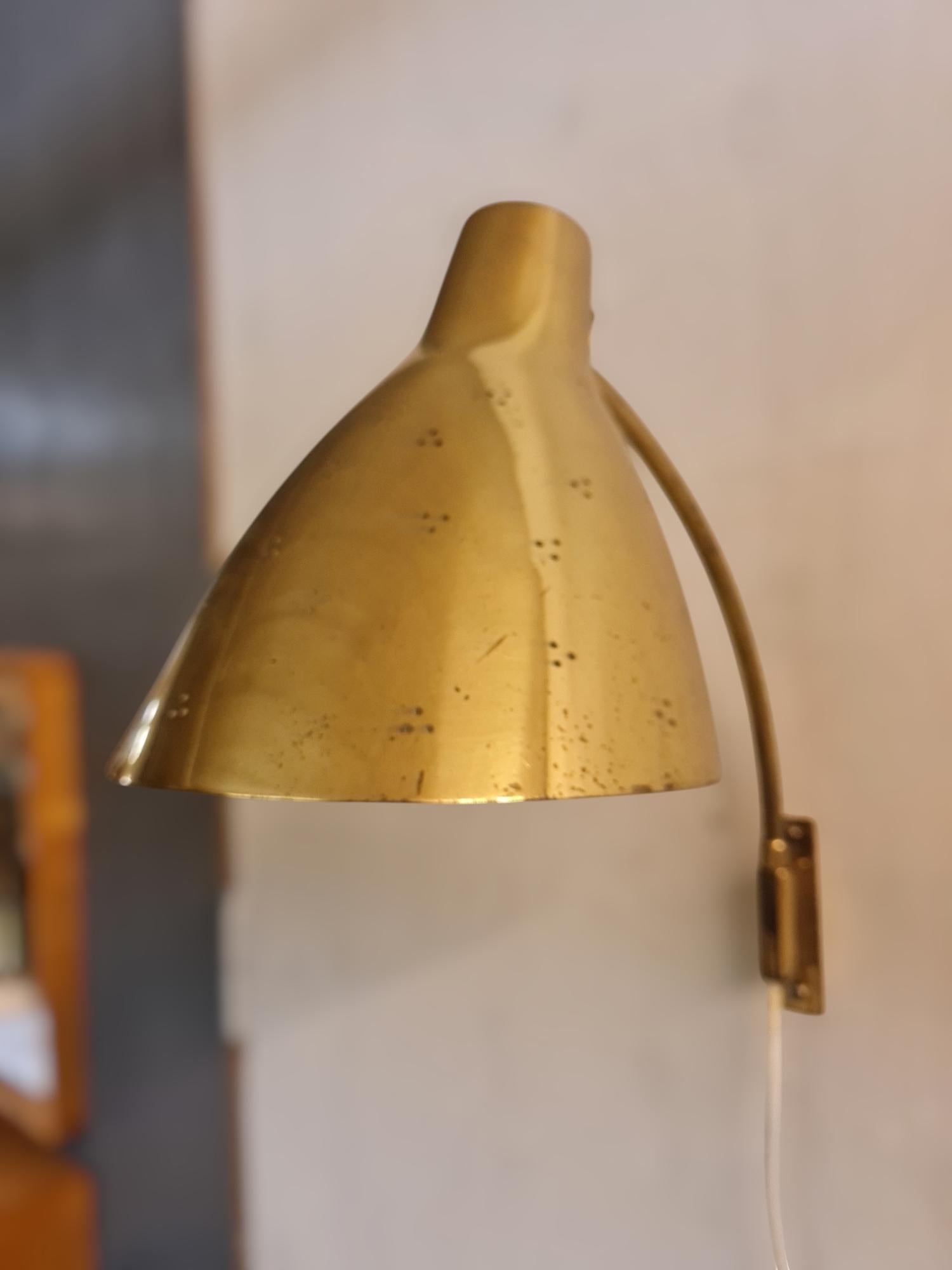 Lisa Johansson-Papé Adjustable Wall Lamp 50-055 in Perfortated Brass, Orno 1950s In Good Condition For Sale In Helsinki, FI