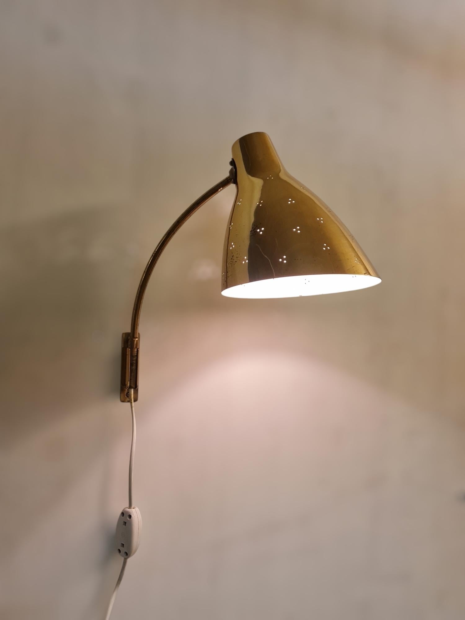 Lisa Johansson-Papé Adjustable Wall Lamp 50-055 in Perfortated Brass, Orno 1950s For Sale 1