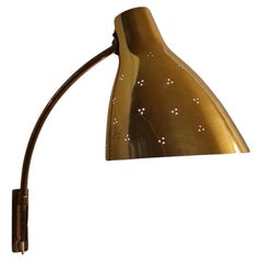 Lisa Johansson-Papé Lámpara de pared orientable 50-055 de latón perforado, Orno Años 50