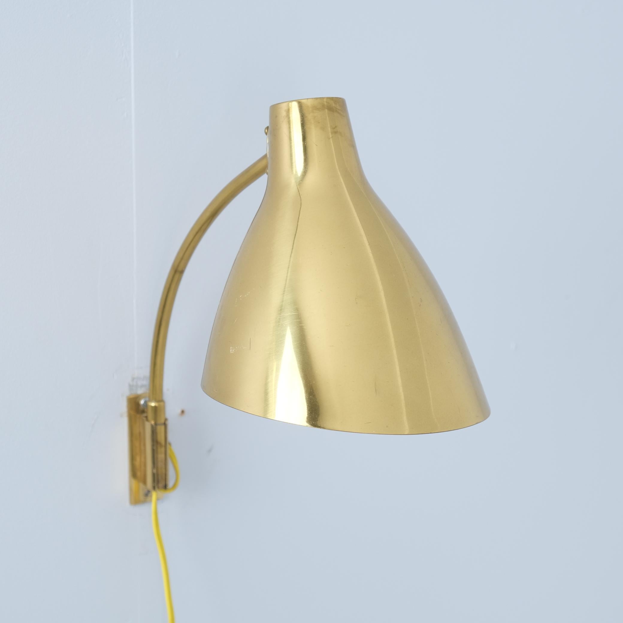 Una bellissima applique regolabile LJP in ottone pieno. Questa lampada ha un giunto sferico che sostiene il paralume e permette di regolarlo in tutte le direzioni. Lo stelo è inoltre regolabile su entrambi i lati. La lampada è in buone condizioni