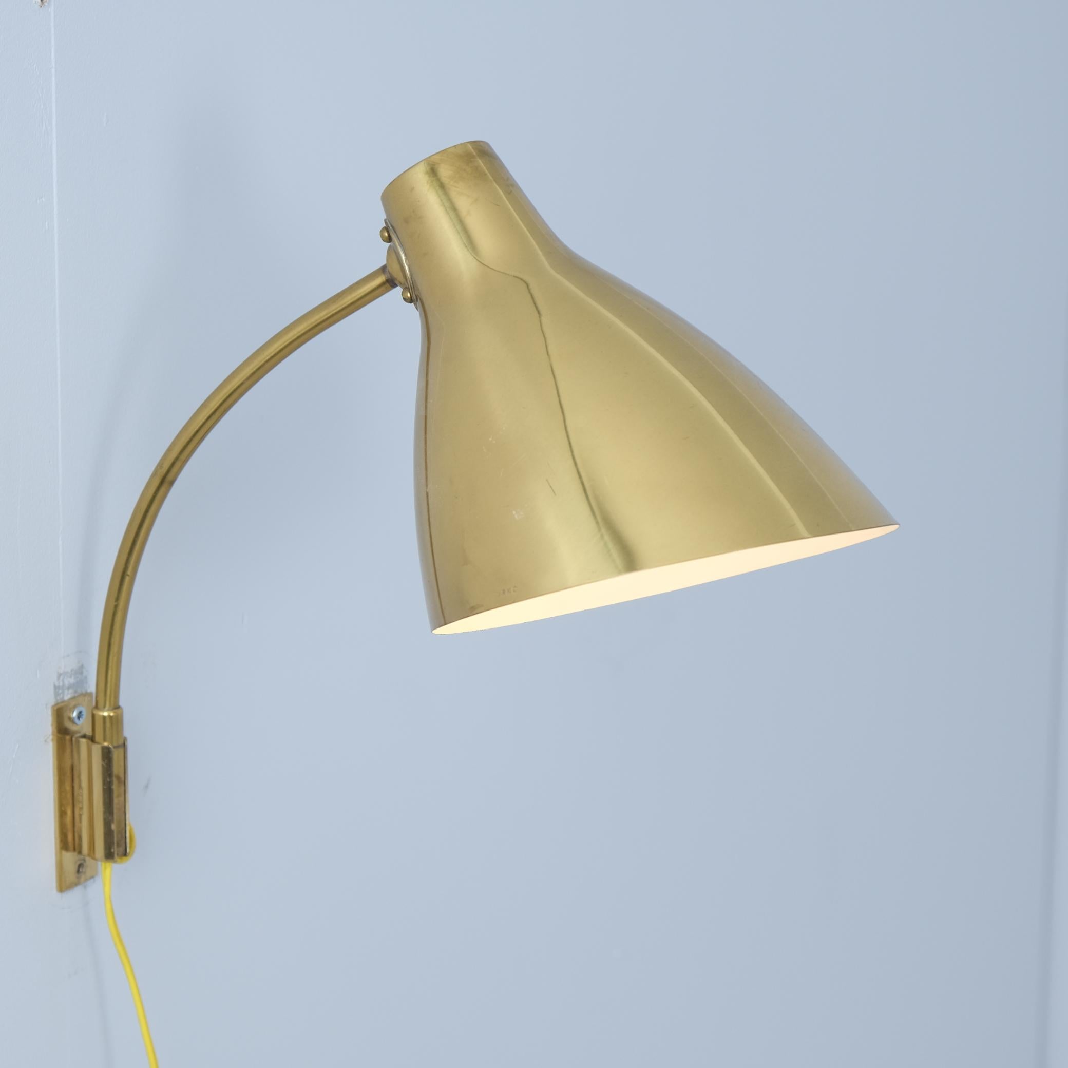 Mid-Century moderno Lisa Johansson-Papé Lampada da parete regolabile 50-055 in ottone massiccio, Orno 1950s in vendita