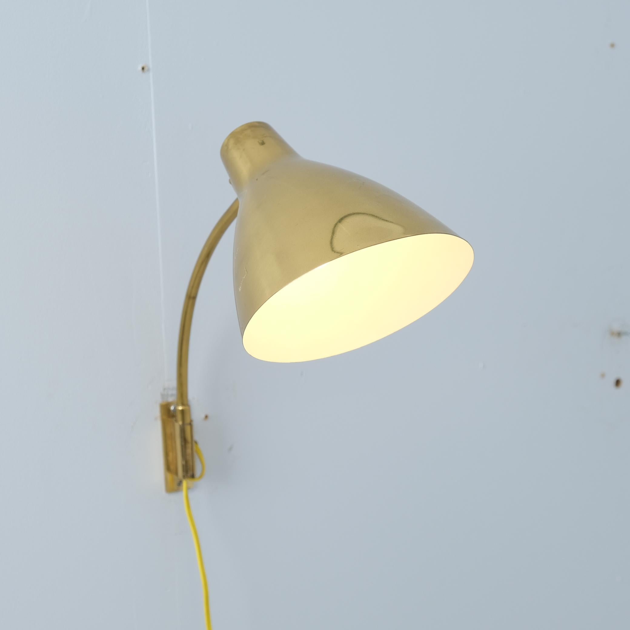 Metà XX secolo Lisa Johansson-Papé Lampada da parete regolabile 50-055 in ottone massiccio, Orno 1950s in vendita