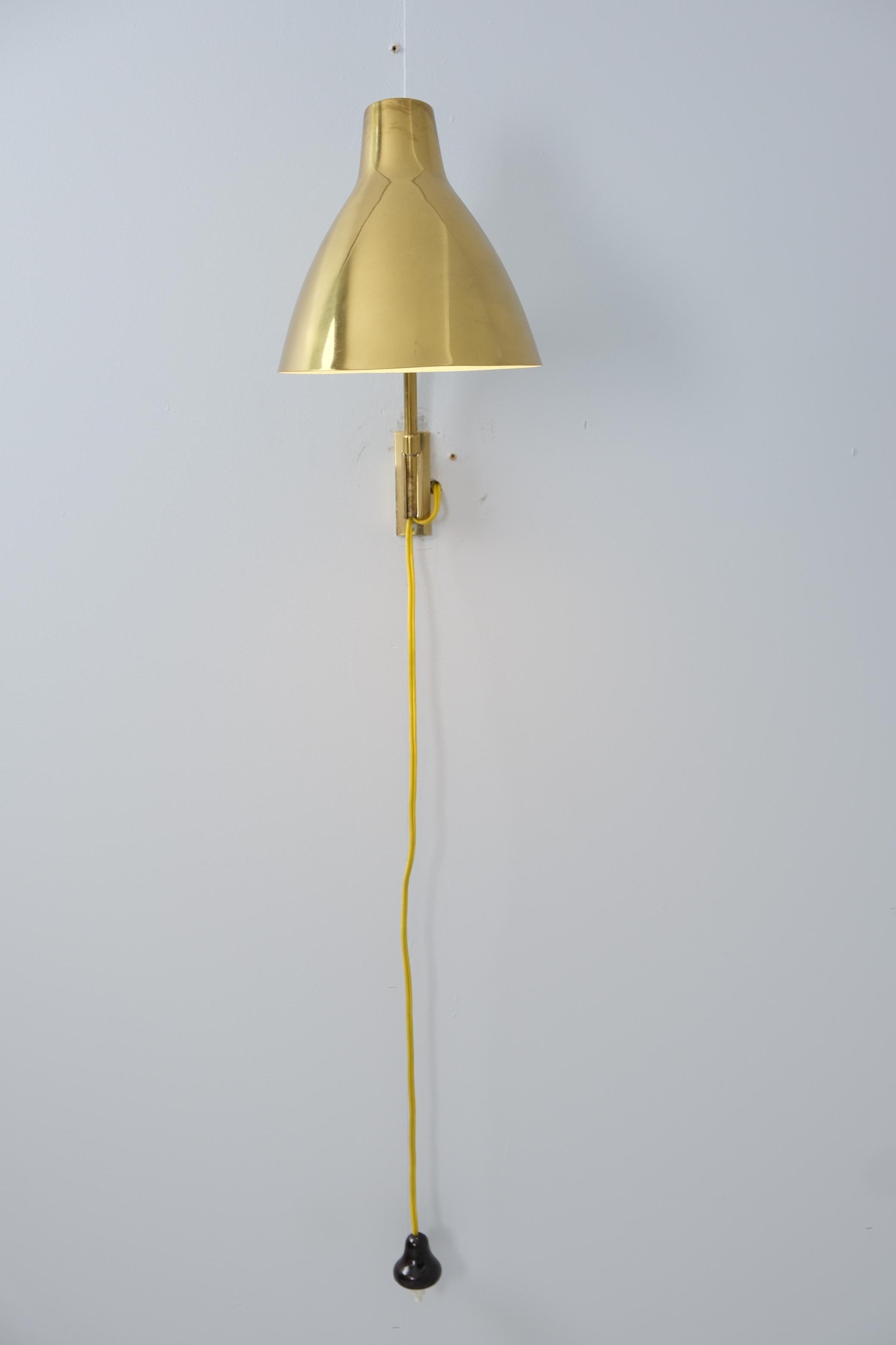 Lisa Johansson-Papé Lampada da parete regolabile 50-055 in ottone massiccio, Orno 1950s in vendita 1