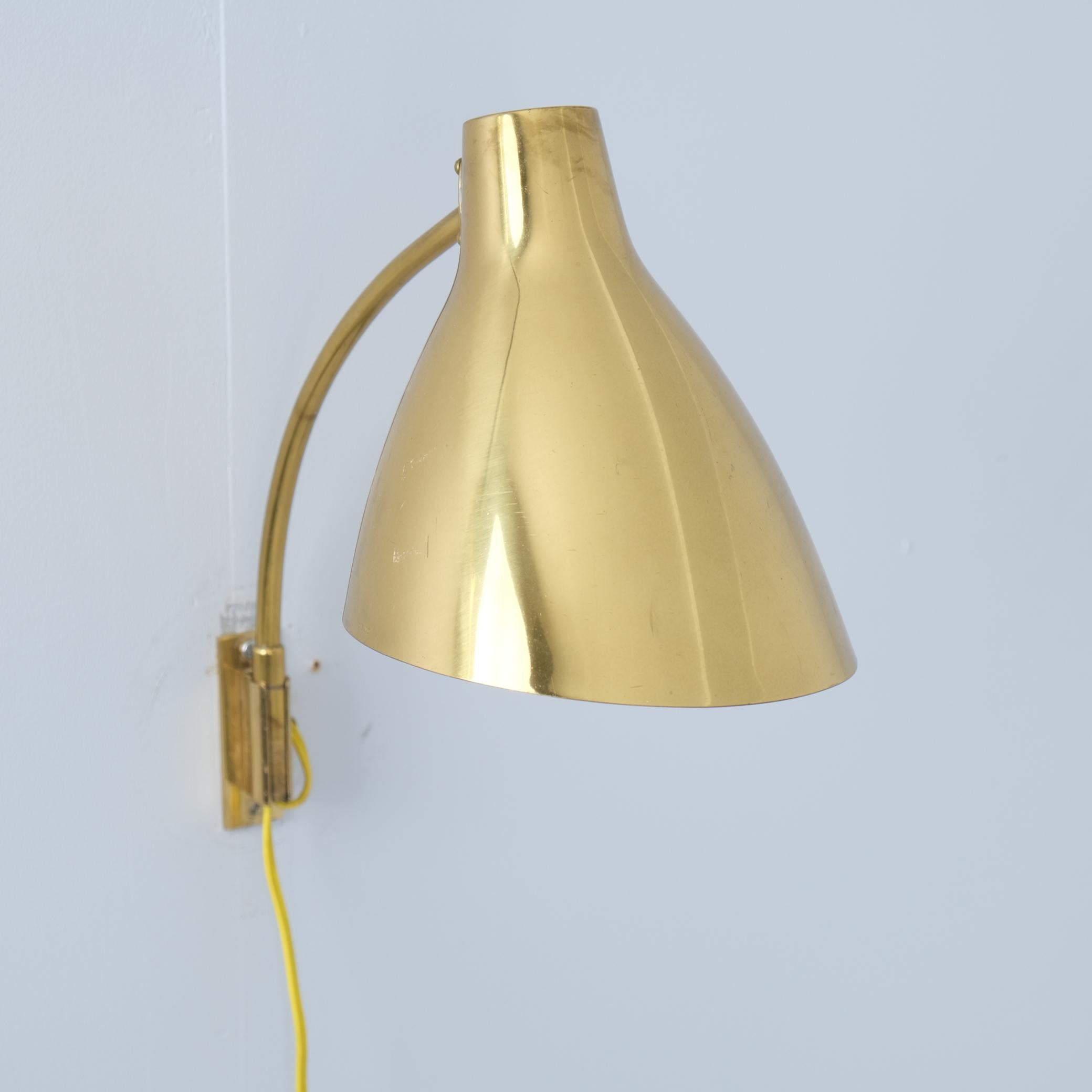 Lisa Johansson-Papé Lampada da parete regolabile 50-055 in ottone massiccio, Orno 1950s in vendita 2