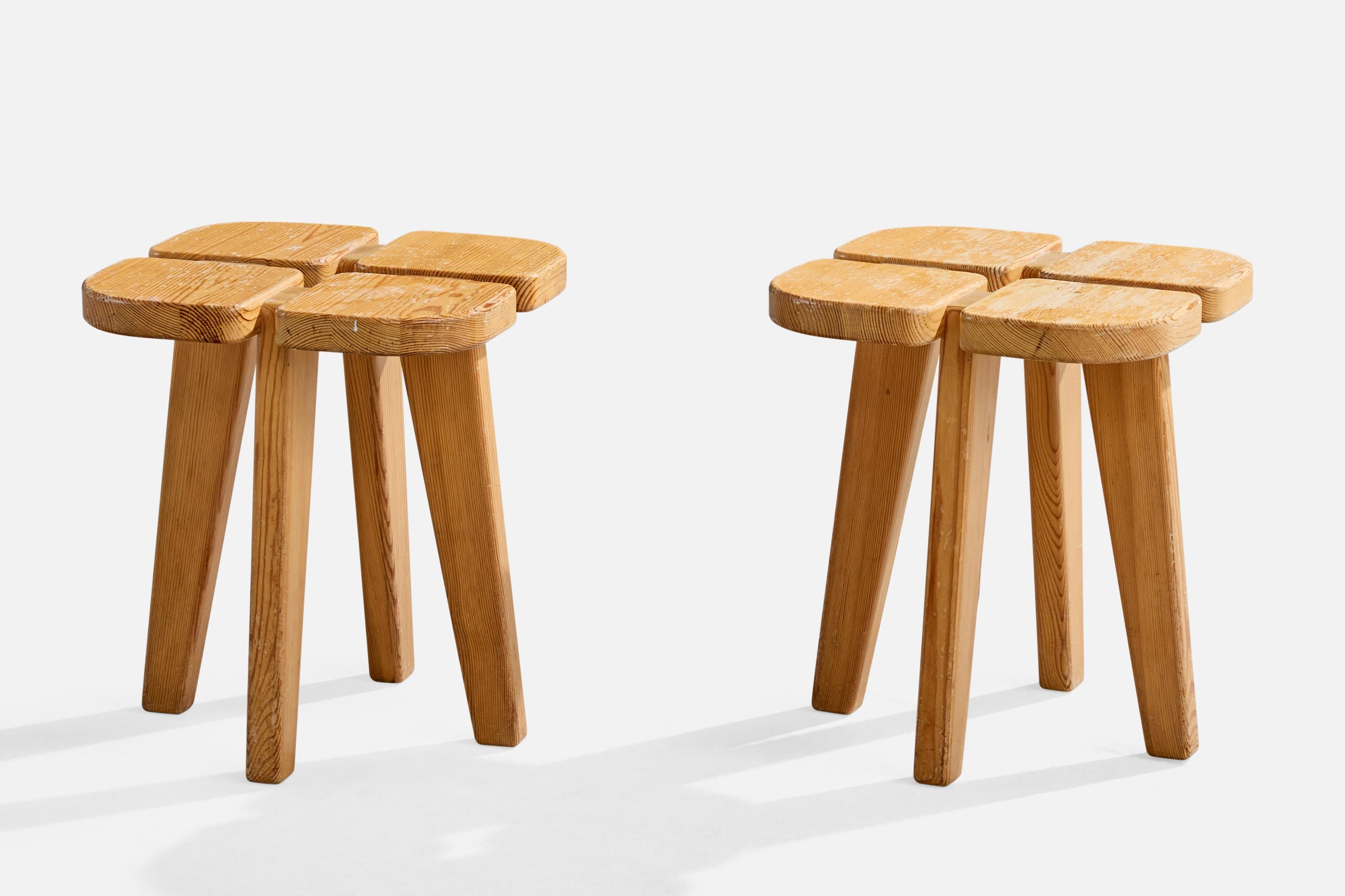 Paire de tabourets en pin attribués à Lisa Johansson-Pape, Finlande, c. 1950.

Usure importante du bois en fonction de l'âge et de l'utilisation.

Le bois présente des rayures et des bosses

Dimensions globales (pouces) : 15.75 