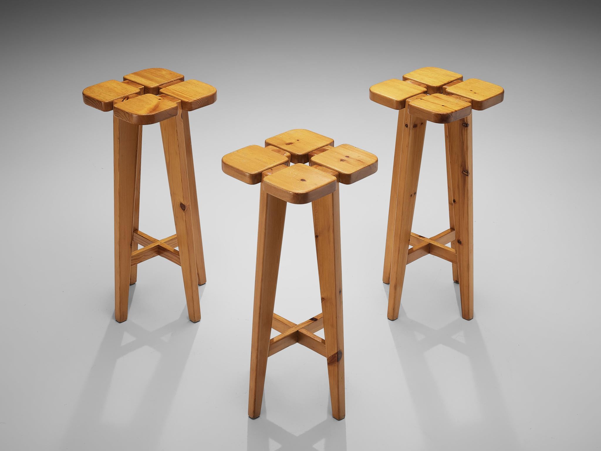 Lisa Johansson-Pape for Stockmann AB, bar stools, solid pine, Finland, 1960s

Scandinavian Modern barstools designed by Lisa Johansson-Pape. The design is simplistic: A clover top with four sloping legs. The construction of the stools is nicely
