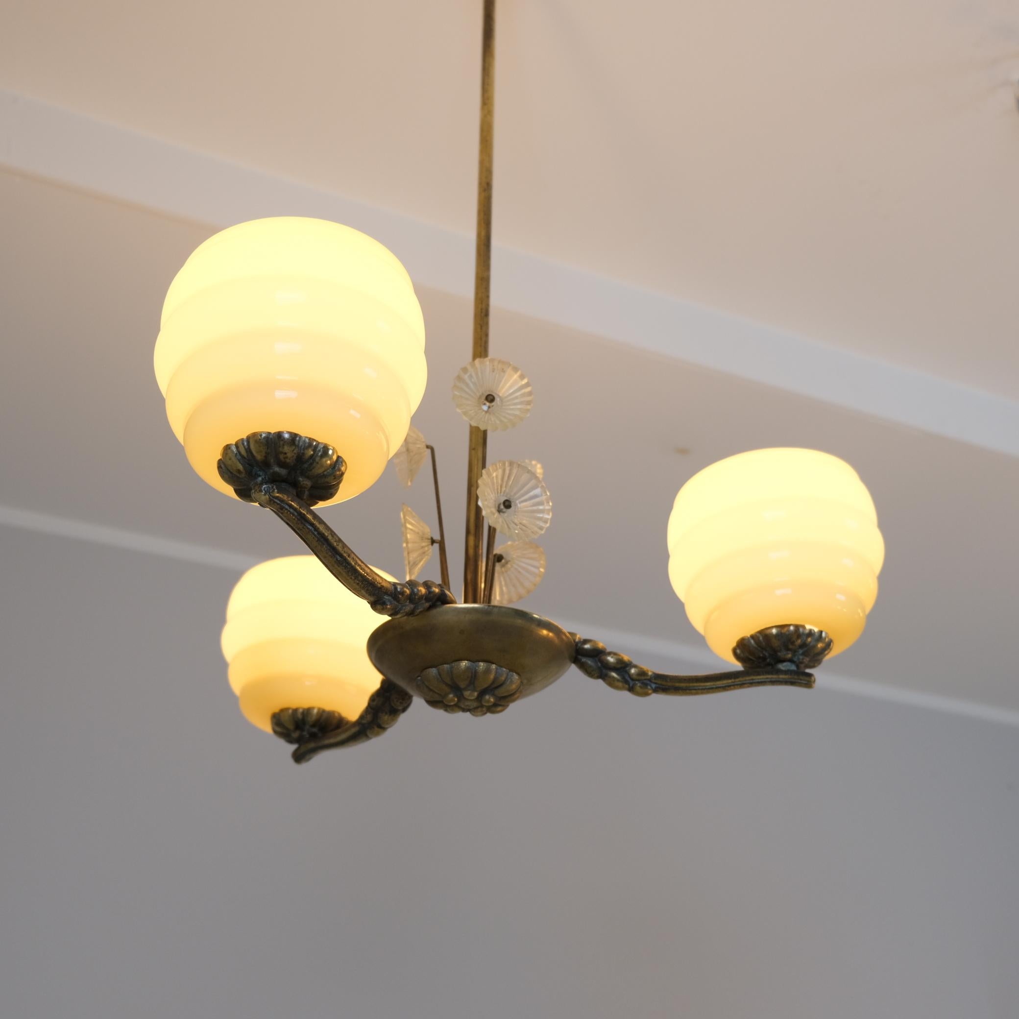 Finlandese Lampada da soffitto Lisa Johansson-Pape con alveare e fiori, Orno / Karhula 1940s in vendita