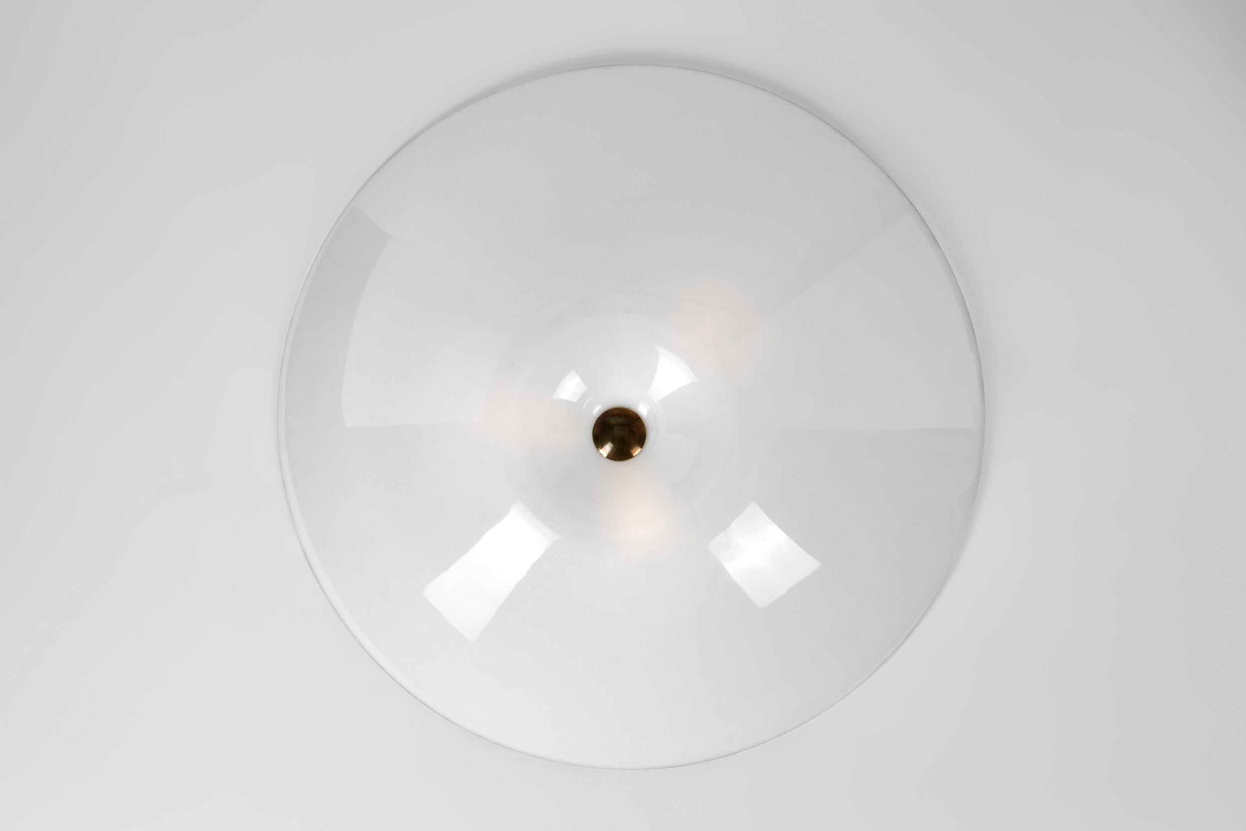 Lisa Johansson-Pape Lámpara de techo de latón y acrílico, Finlandia Mediados del siglo XX en venta 9