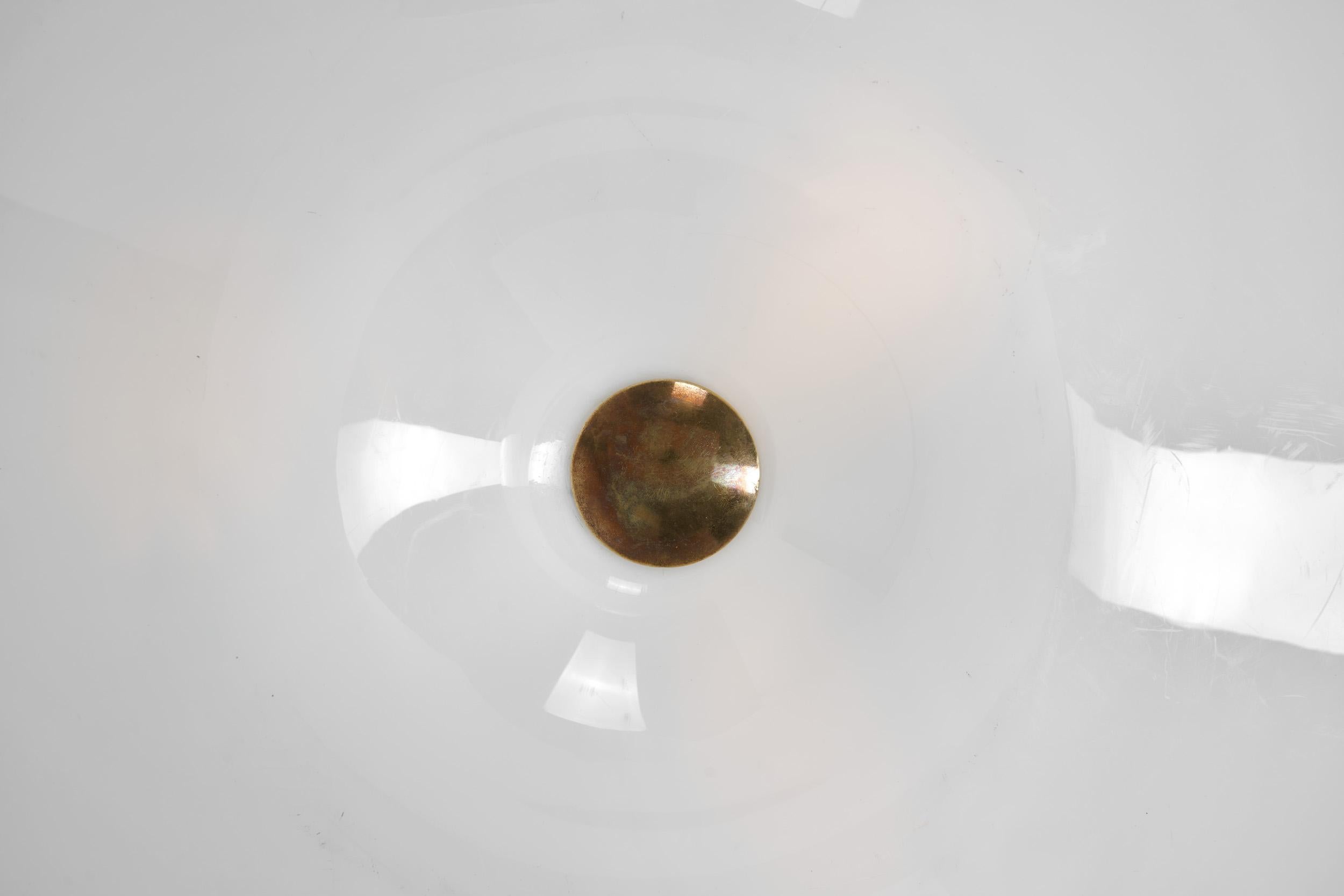 Lisa Johansson-Pape Lámpara de techo de latón y acrílico, Finlandia Mediados del siglo XX en venta 11