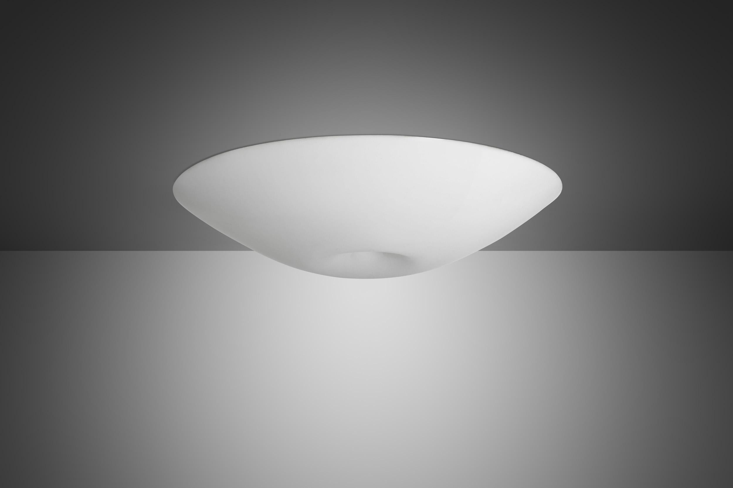 Lisa Johansson-Pape Lámpara de techo de latón y acrílico, Finlandia Mediados del siglo XX Moderno de mediados de siglo en venta