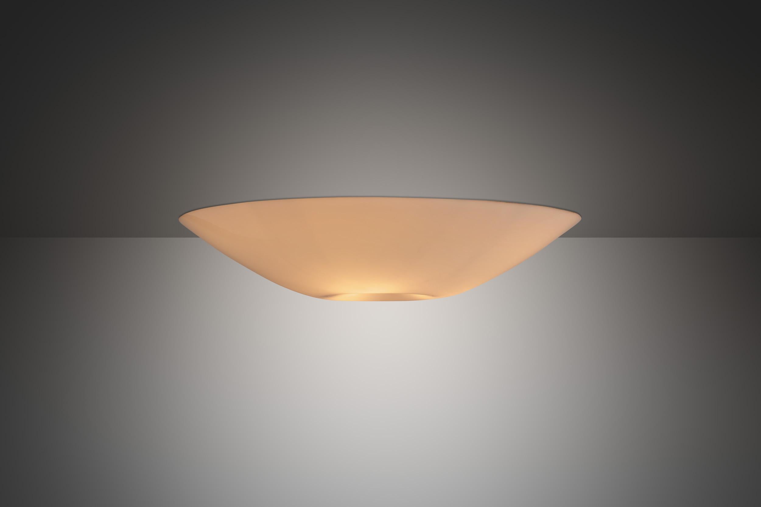 Lisa Johansson-Pape Lámpara de techo de latón y acrílico, Finlandia Mediados del siglo XX Finlandés en venta