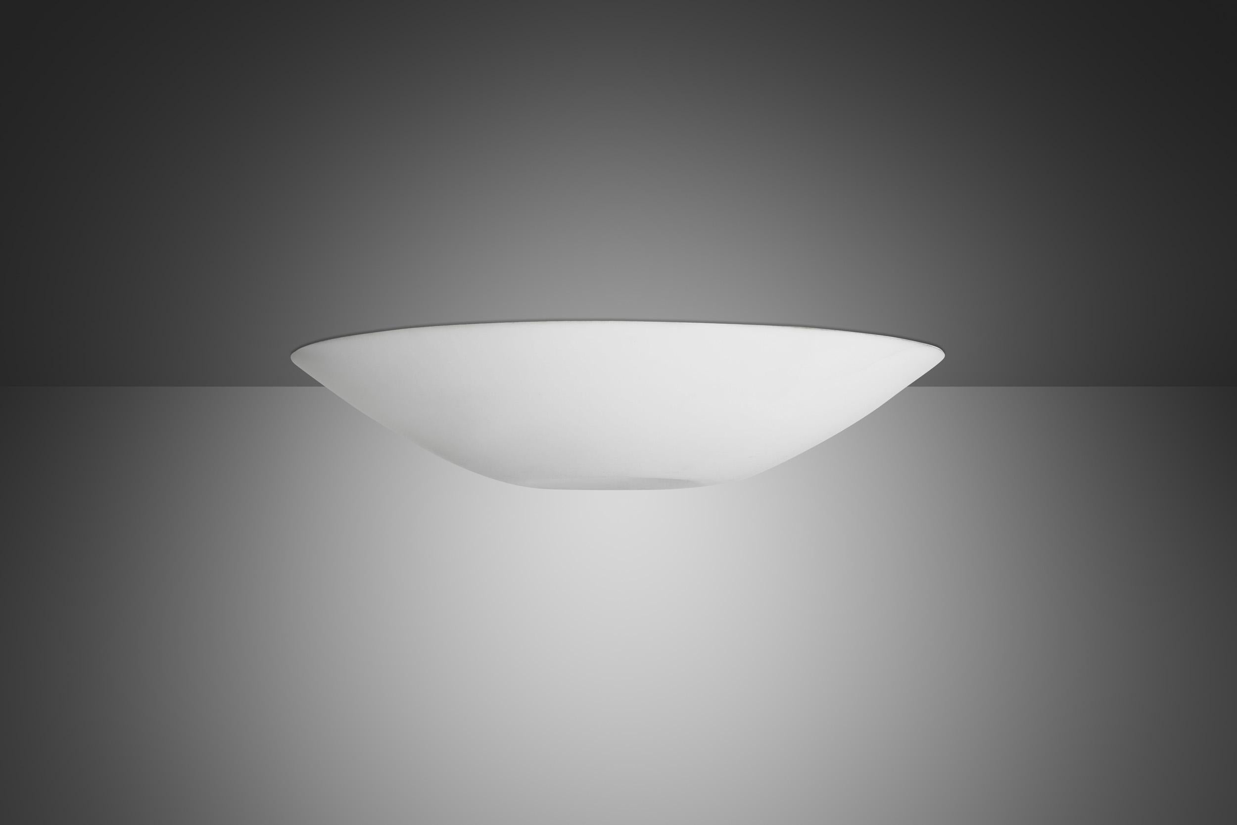 Lisa Johansson-Pape Lámpara de techo de latón y acrílico, Finlandia Mediados del siglo XX en Bueno estado para la venta en Utrecht, NL