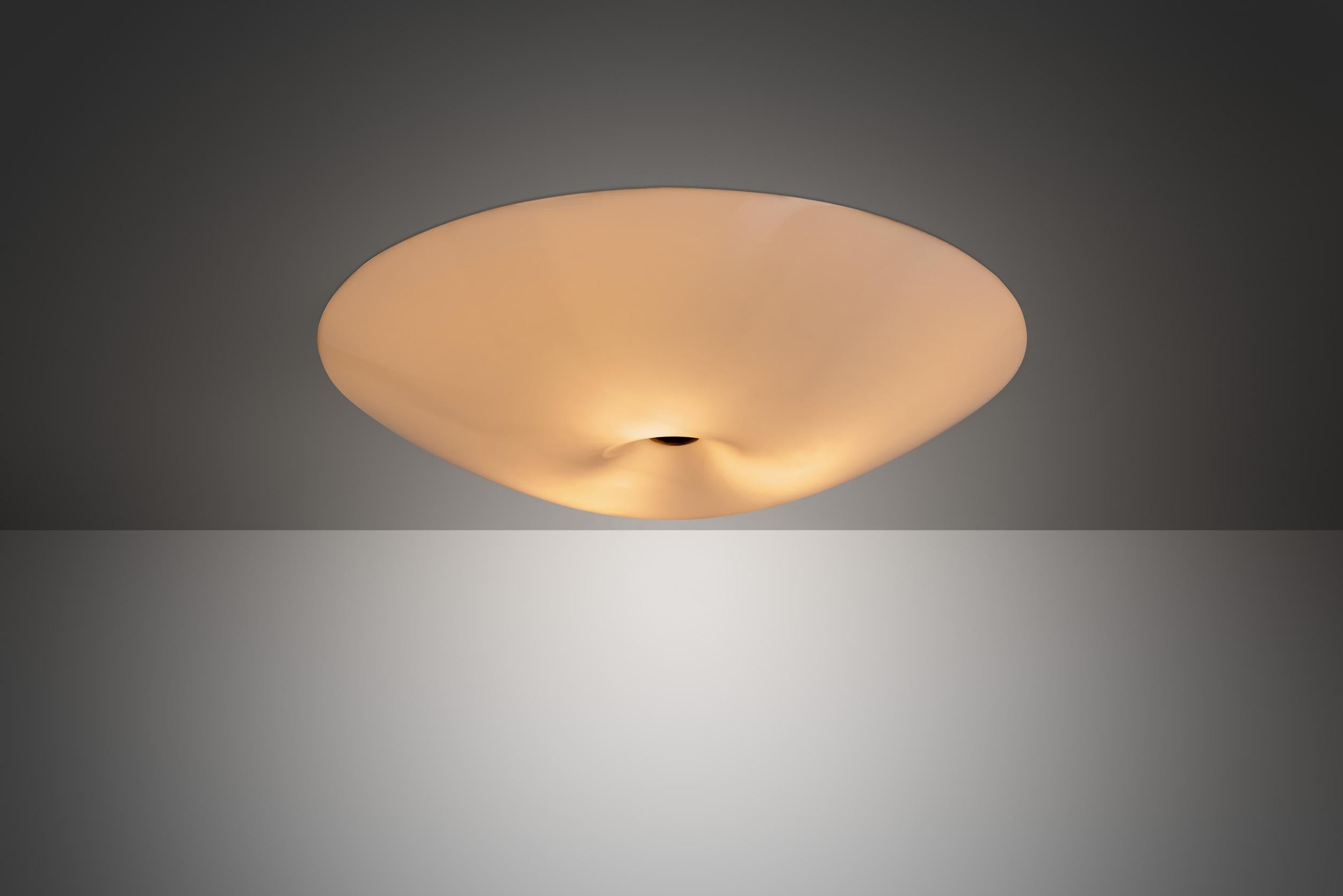 Lisa Johansson-Pape Lámpara de techo de latón y acrílico, Finlandia Mediados del siglo XX Latón en venta