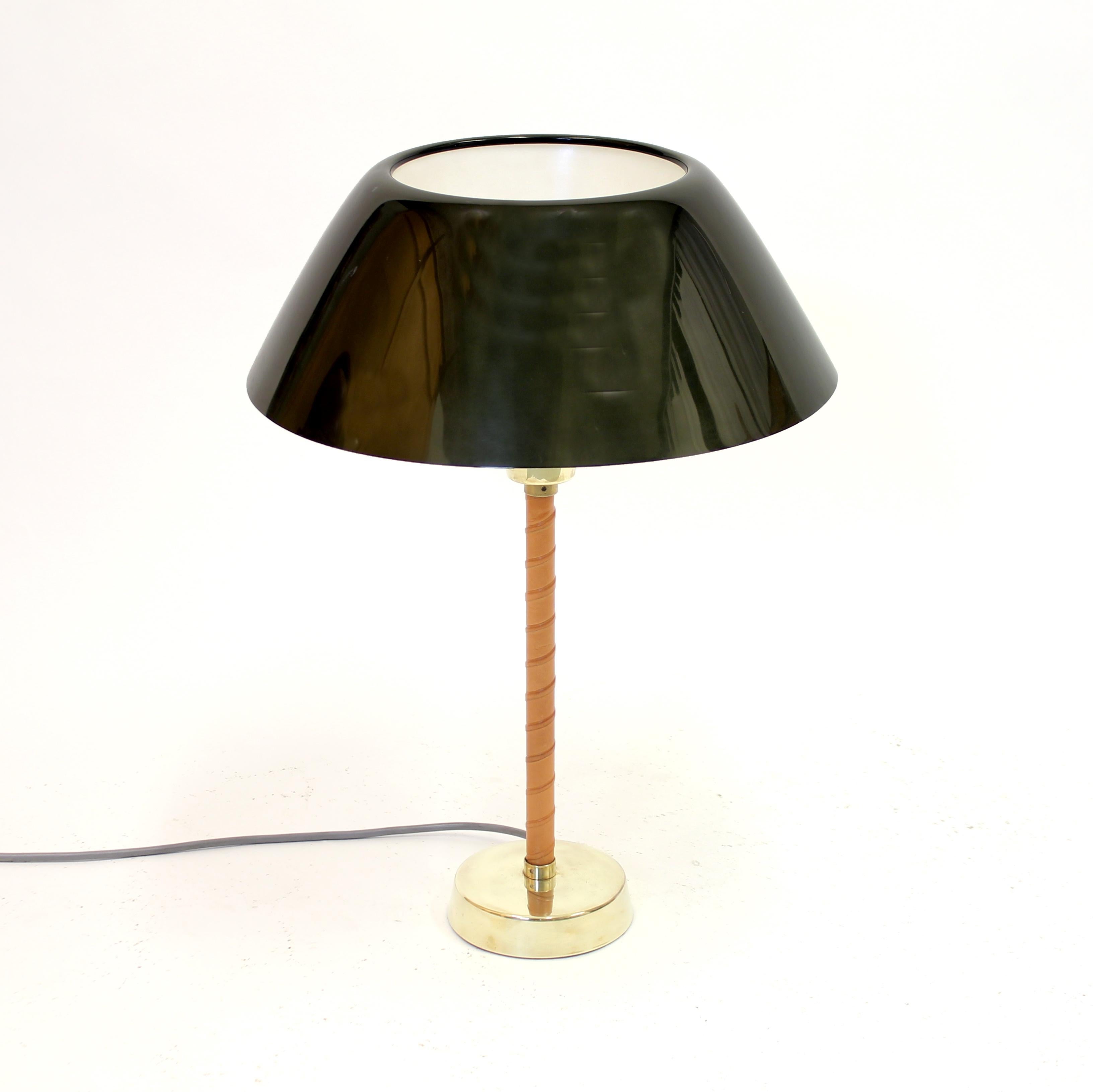 Lisa Johansson-Pape, Brass and Leather Senator Table Lamp for Orno, 1950s In Good Condition In Uppsala, SE