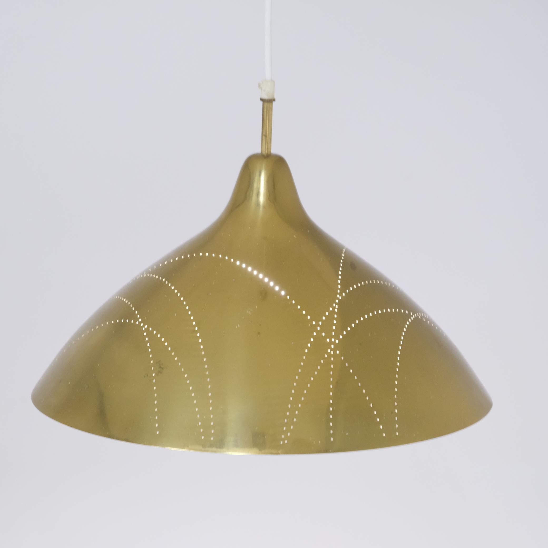Finlandese Lisa Johansson-Papé Ciondolo da soffitto in ottone con perforazione delle linee, Orno 1950 in vendita