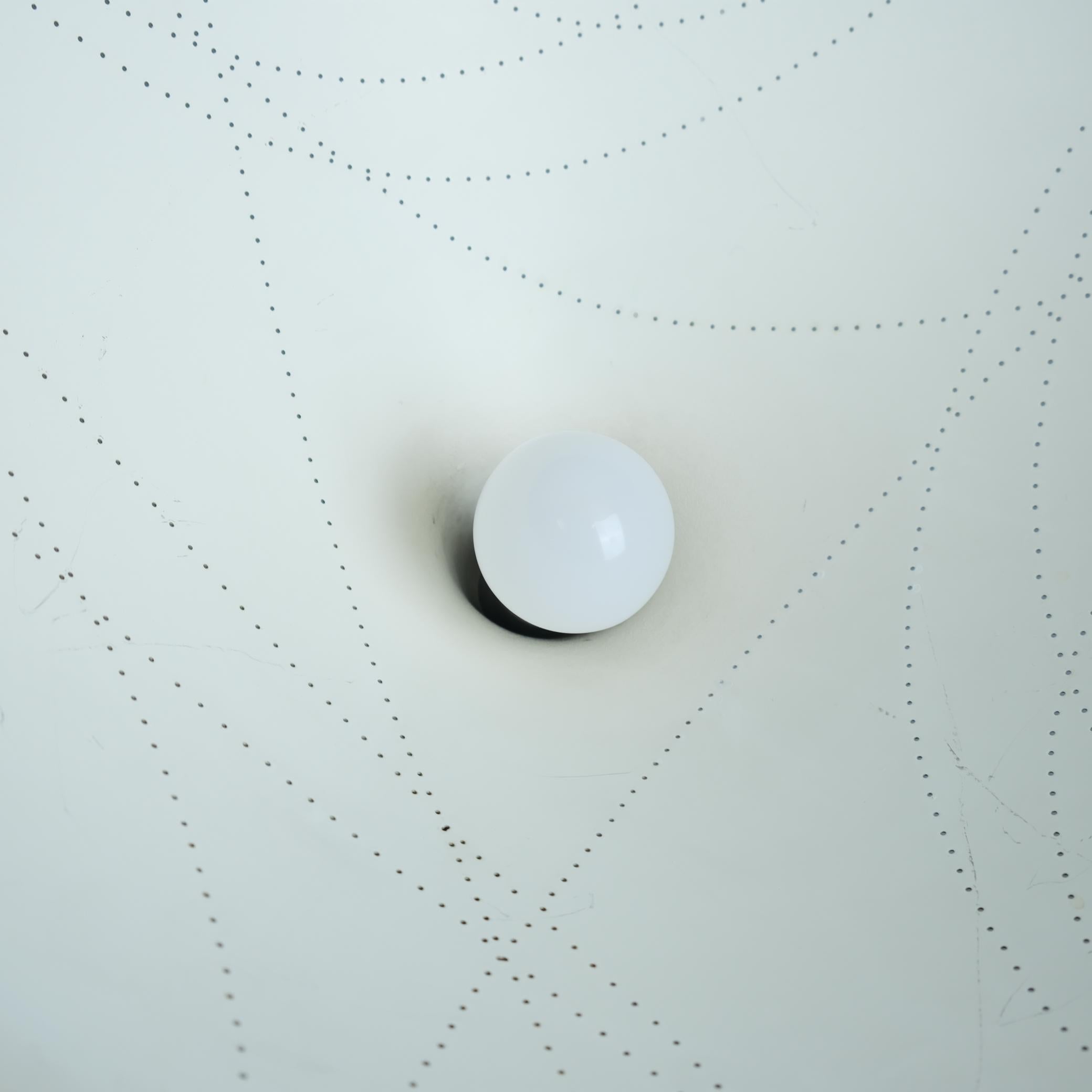 Lisa Johansson-Papé Ciondolo da soffitto in ottone con perforazione delle linee, Orno 1950 in vendita 7