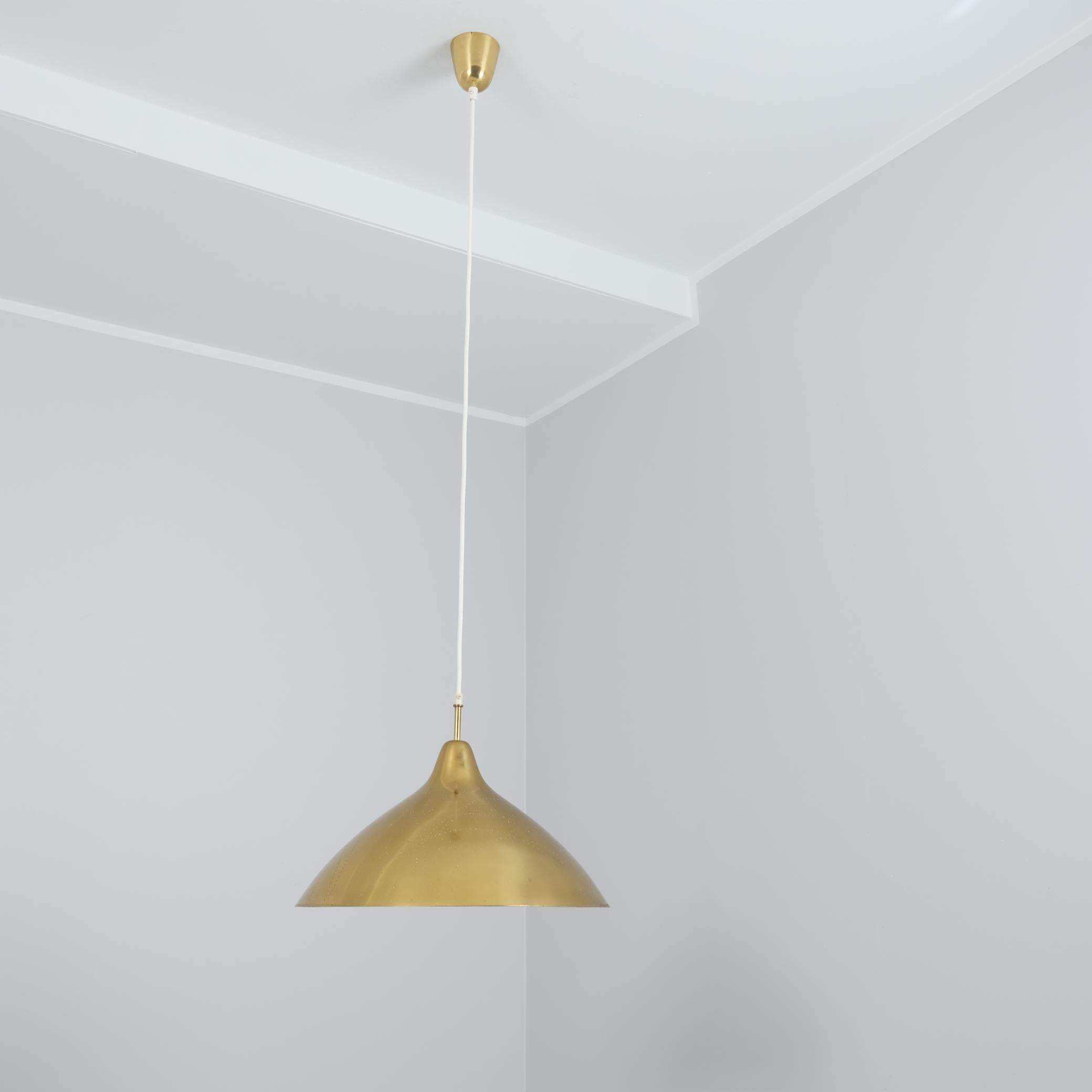 Una bellissima lampada da soffitto disegnata dal genio di Lisa Johansson-Pape e prodotta da Orno negli anni Cinquanta. Questa lampada è in ottone pieno con un paralume traforato pieno di piccoli punti che formano un grazioso disegno su tutta la