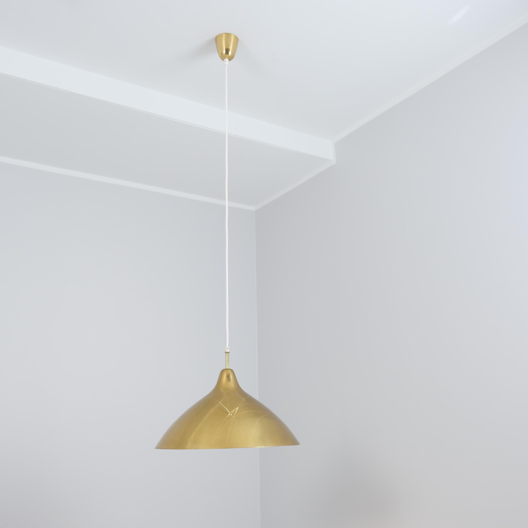 Scandinavo moderno Lisa Johansson-Papé Ciondolo da soffitto in ottone con perforazione delle linee, Orno 1950 in vendita