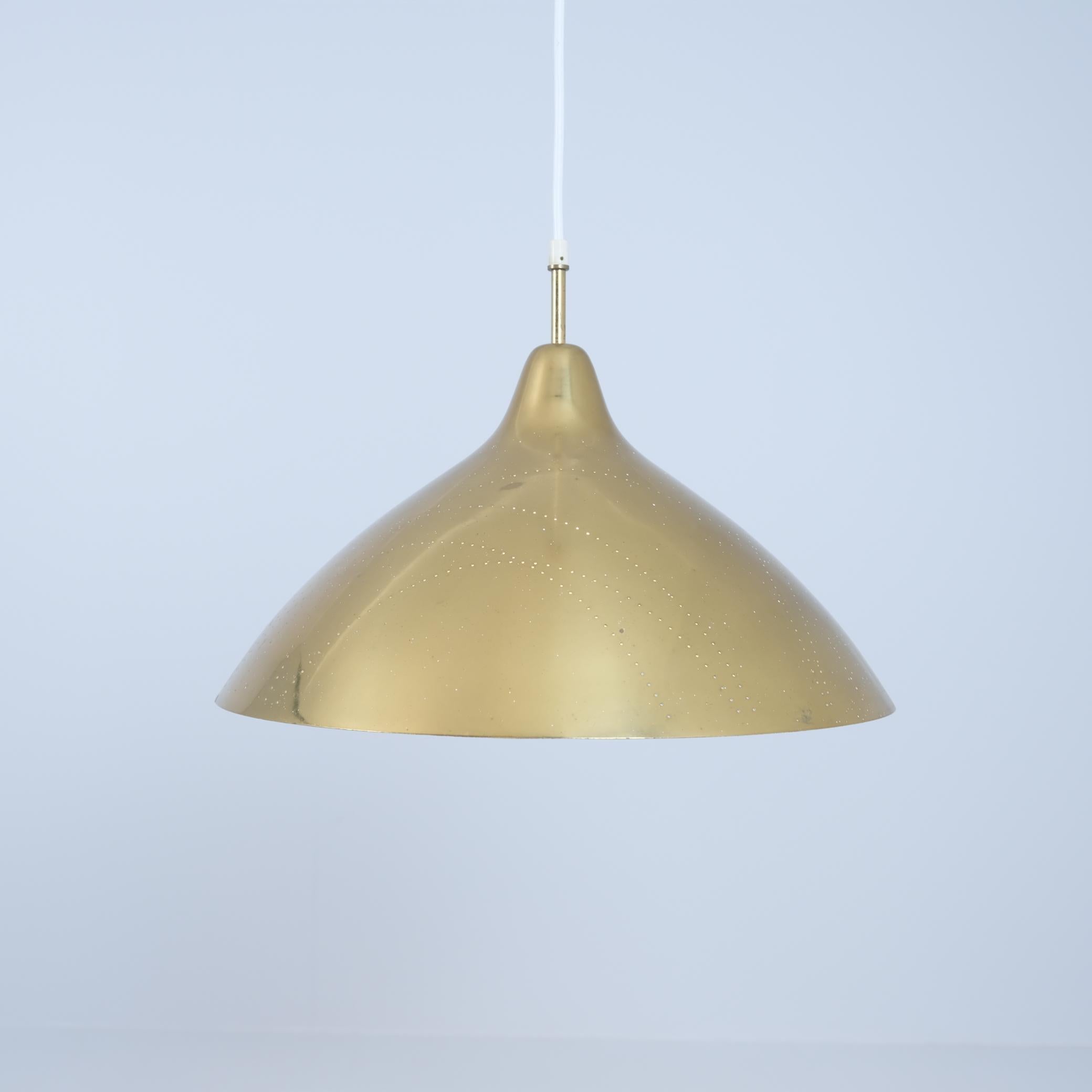 Lisa Johansson-Papé Ciondolo da soffitto in ottone con perforazione delle linee, Orno 1950 In condizioni buone in vendita a Helsinki, FI