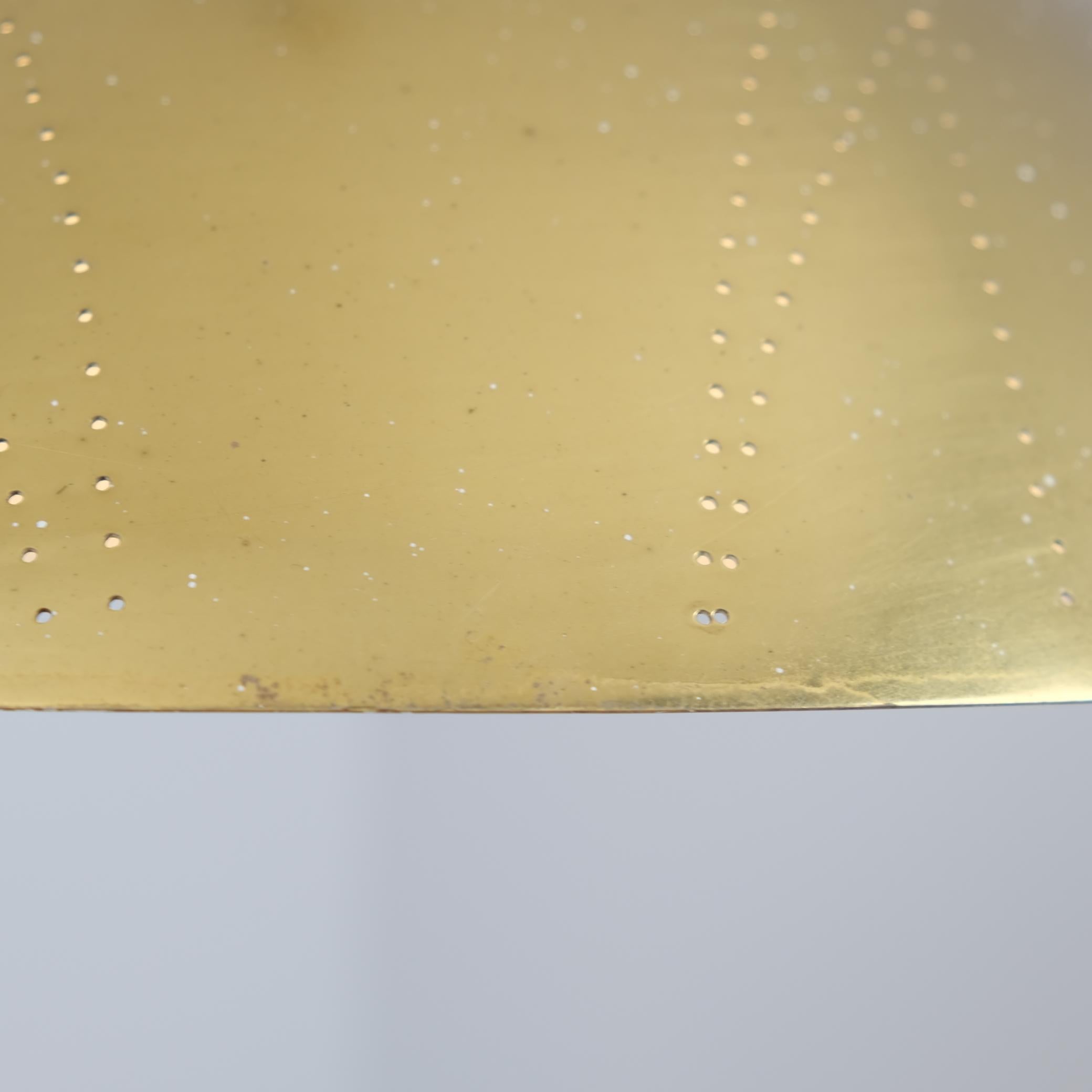 Metà XX secolo Lisa Johansson-Papé Ciondolo da soffitto in ottone con perforazione delle linee, Orno 1950 in vendita