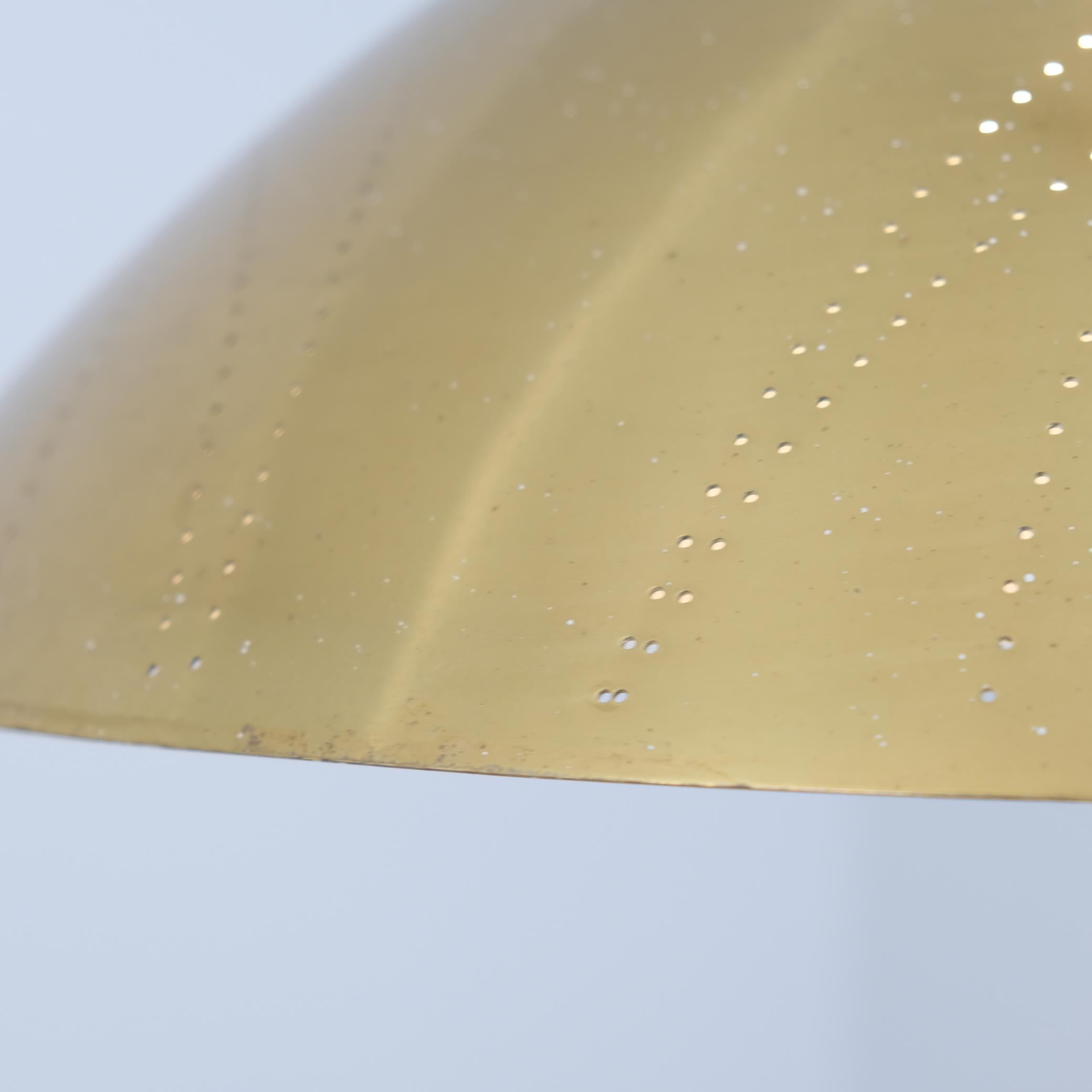 Ottone Lisa Johansson-Papé Ciondolo da soffitto in ottone con perforazione delle linee, Orno 1950 in vendita
