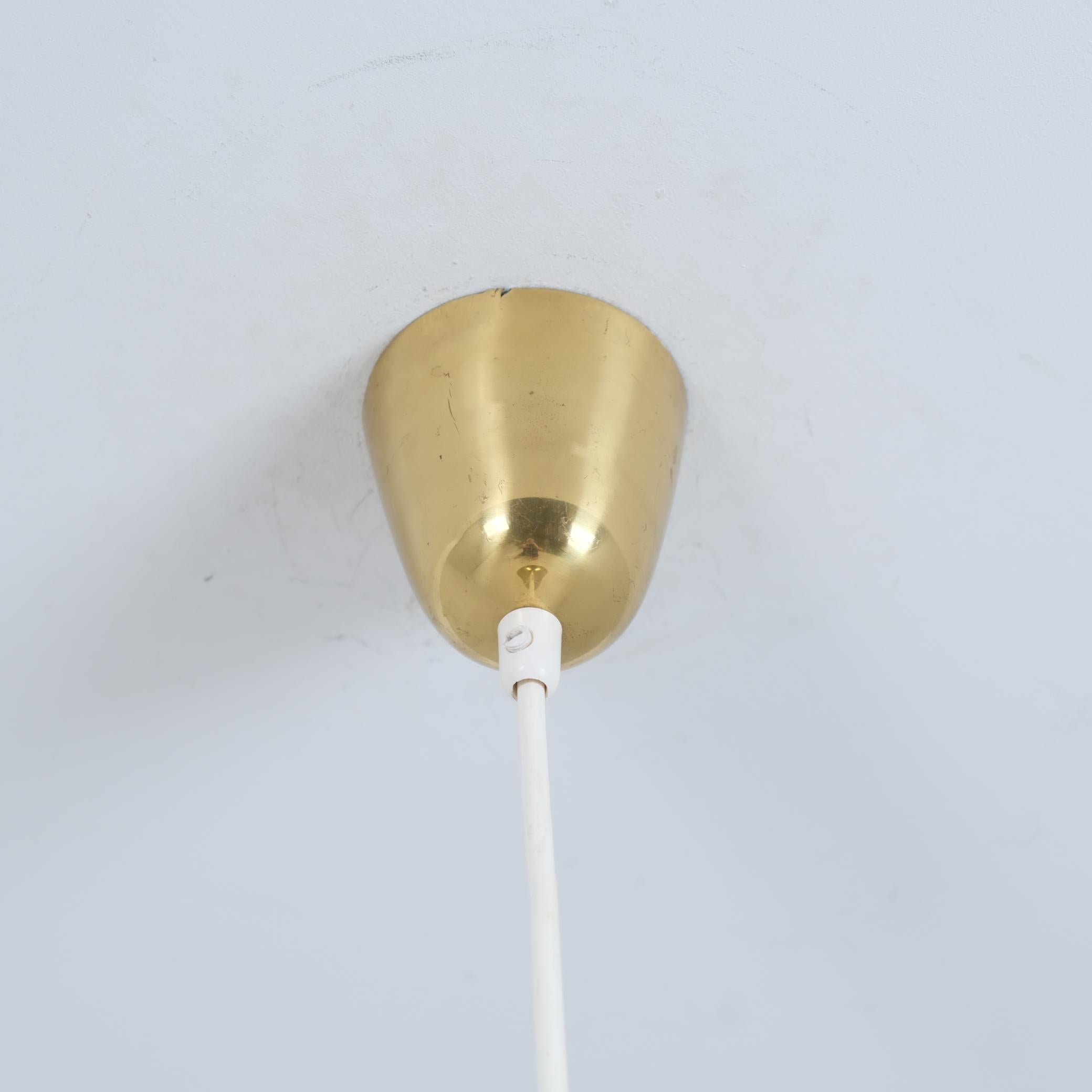 Lisa Johansson-Papé Ciondolo da soffitto in ottone con perforazione delle linee, Orno 1950 in vendita 2