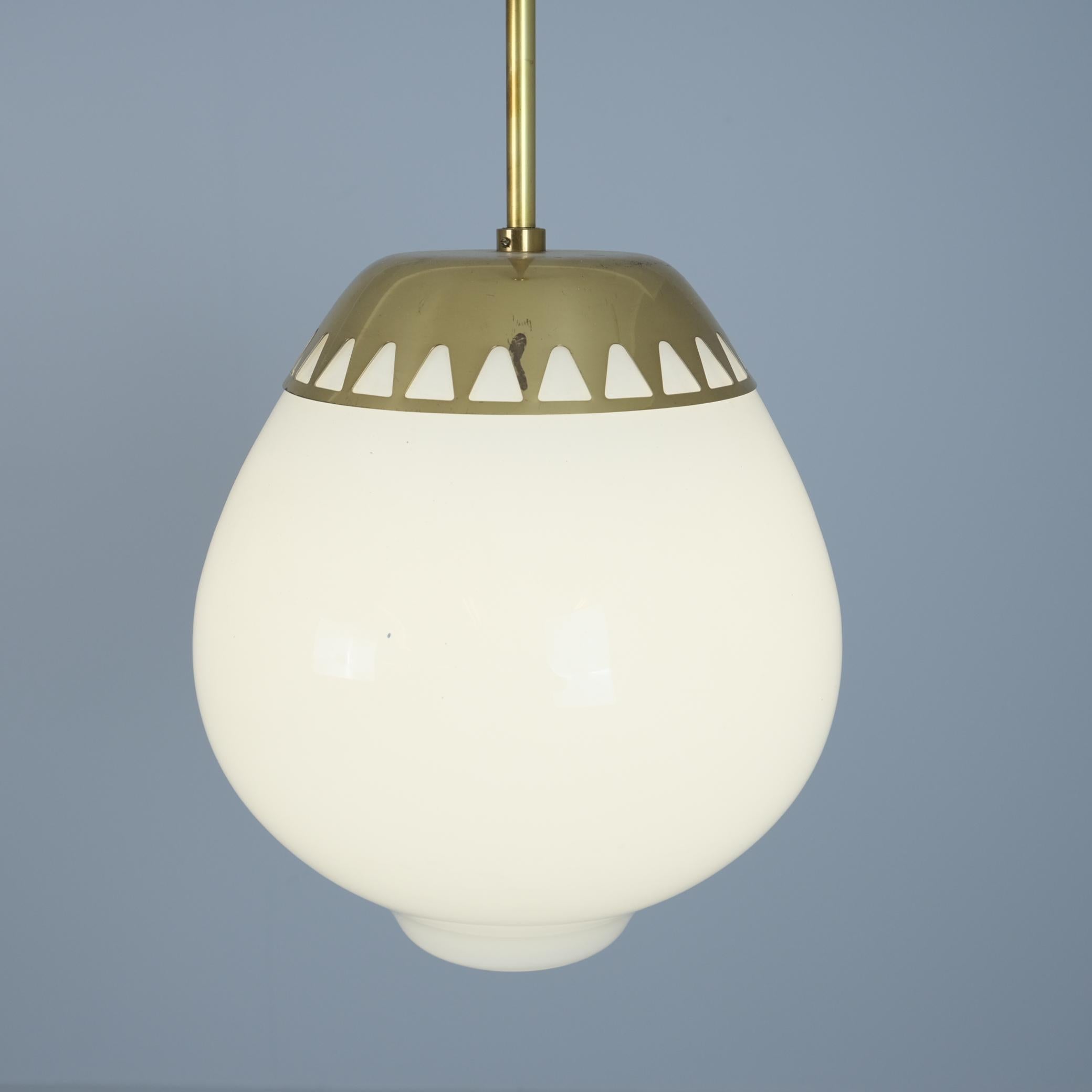 Scandinave moderne Lisa Johansson-Papé Pendentif 'Lemon' en laiton et opaline modèle 61-306, Orno 1950s en vente