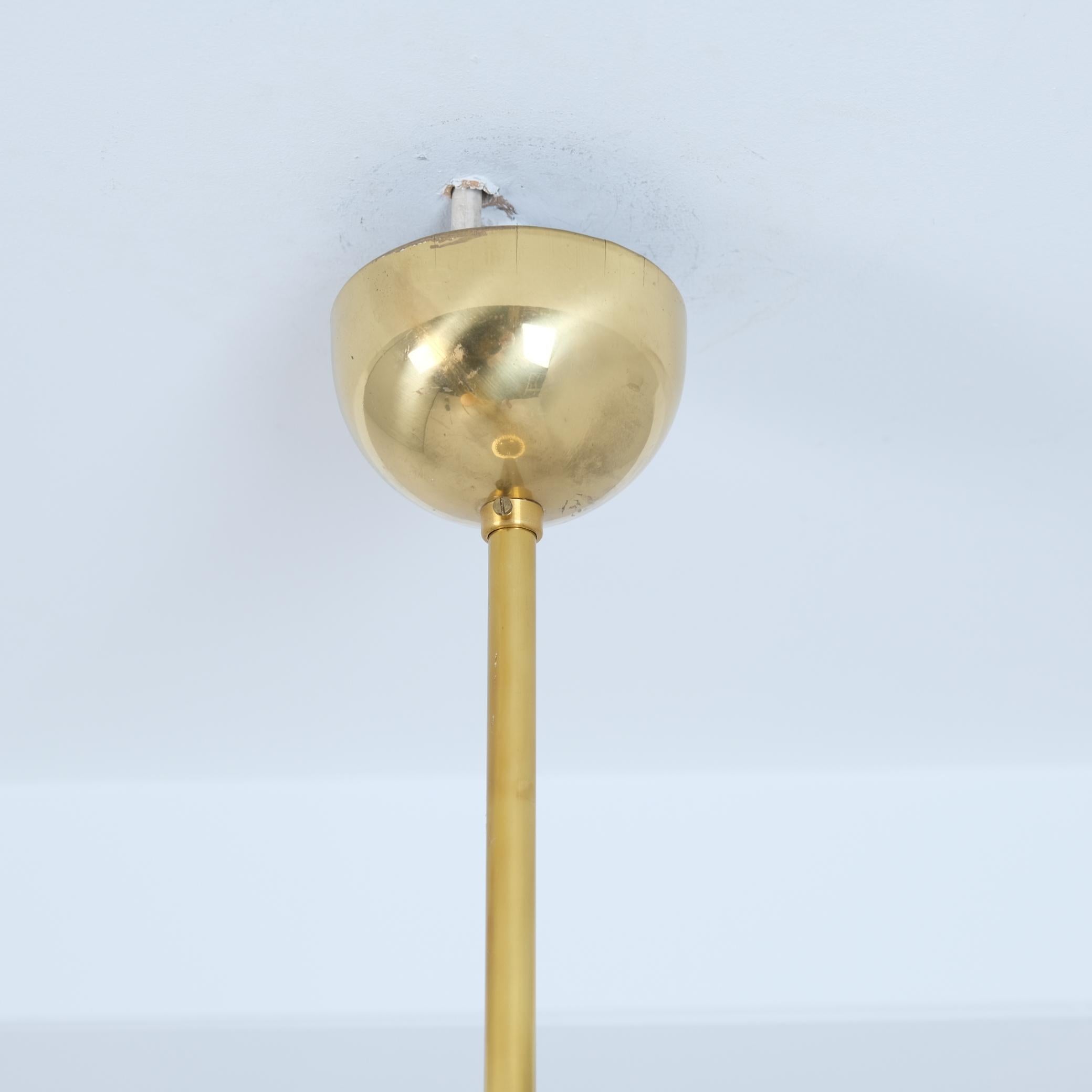 Finlandais Lisa Johansson-Papé Pendentif 'Lemon' en laiton et opaline modèle 61-306, Orno 1950s en vente