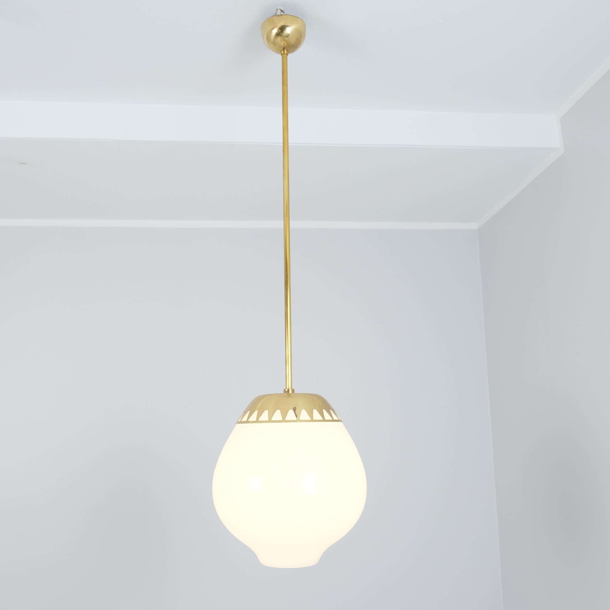 Lisa Johansson-Papé Pendentif 'Lemon' en laiton et opaline modèle 61-306, Orno 1950s Bon état - En vente à Helsinki, FI