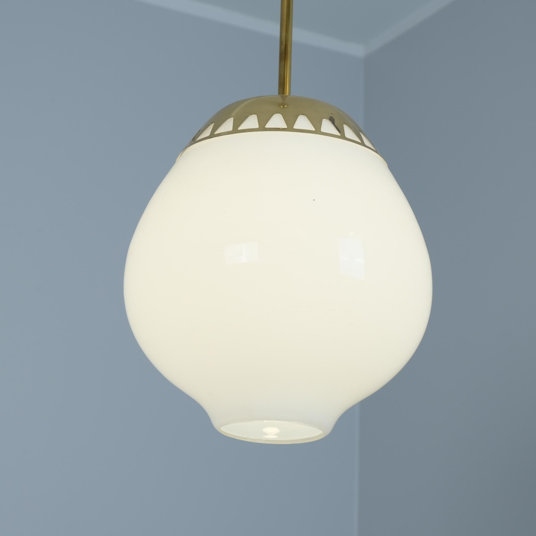 Milieu du XXe siècle Lisa Johansson-Papé Pendentif 'Lemon' en laiton et opaline modèle 61-306, Orno 1950s en vente