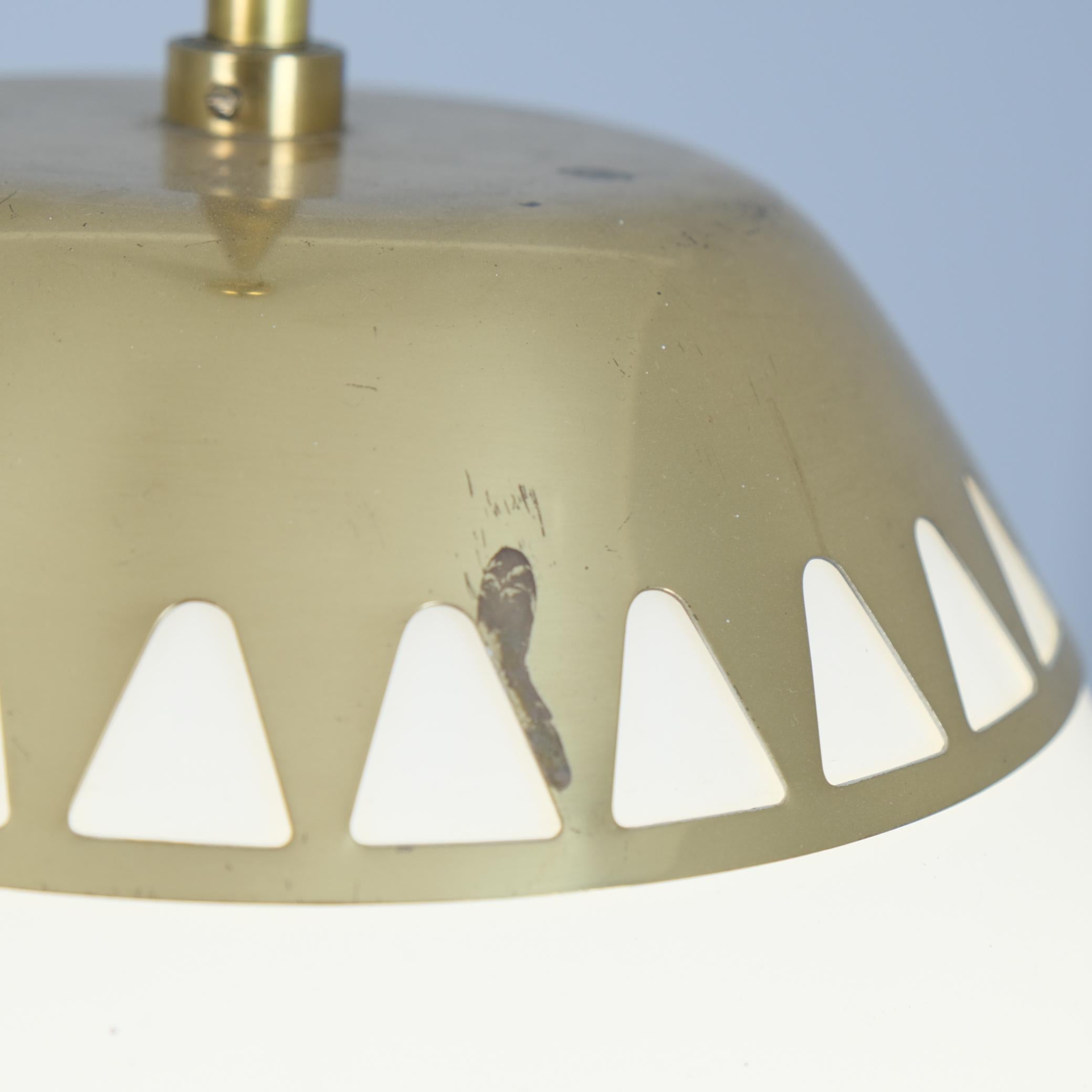 Verre opalin Lisa Johansson-Papé Pendentif 'Lemon' en laiton et opaline modèle 61-306, Orno 1950s en vente