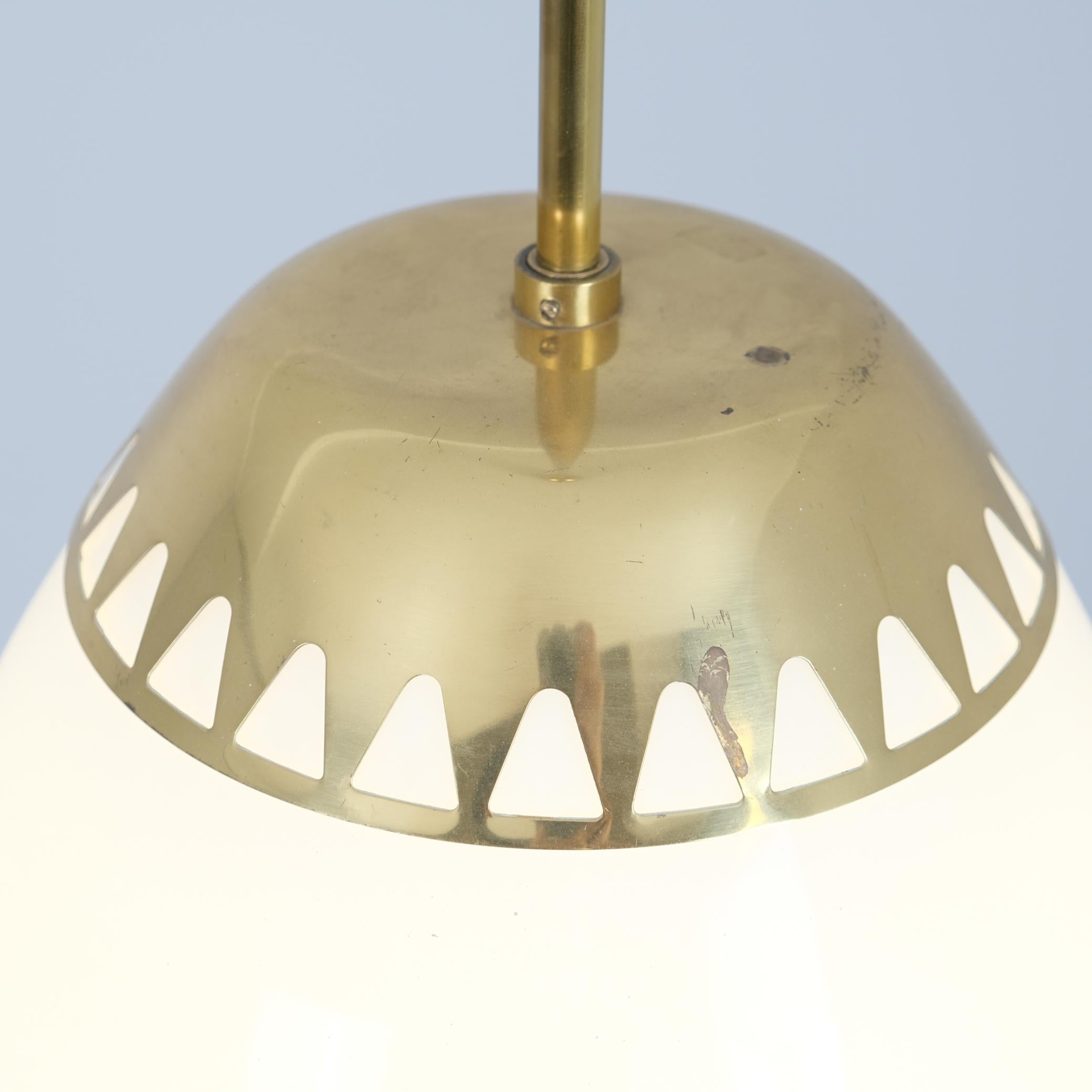 Lisa Johansson-Papé Pendentif 'Lemon' en laiton et opaline modèle 61-306, Orno 1950s en vente 1