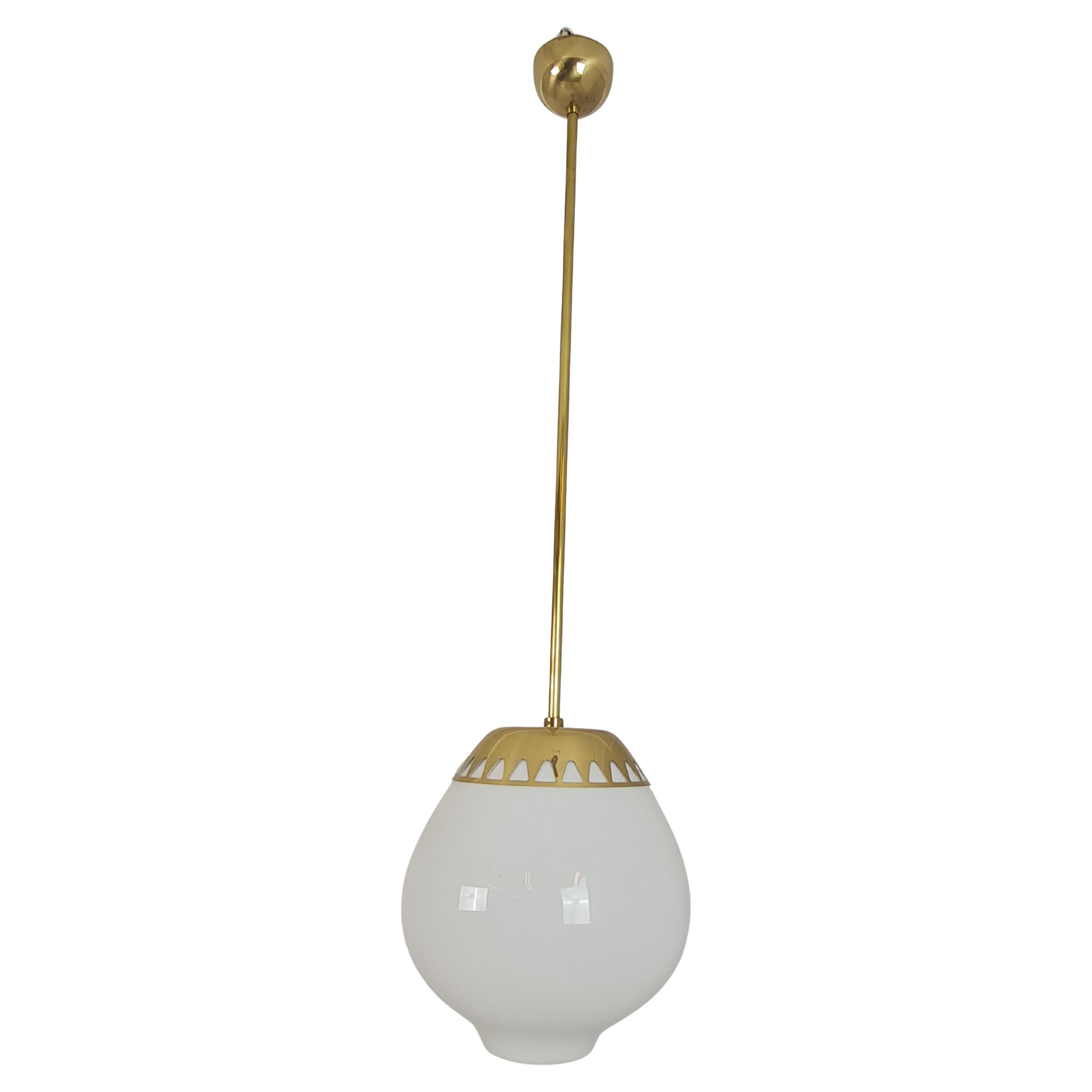 Lisa Johansson-Papé Pendentif 'Lemon' en laiton et opaline modèle 61-306, Orno 1950s en vente