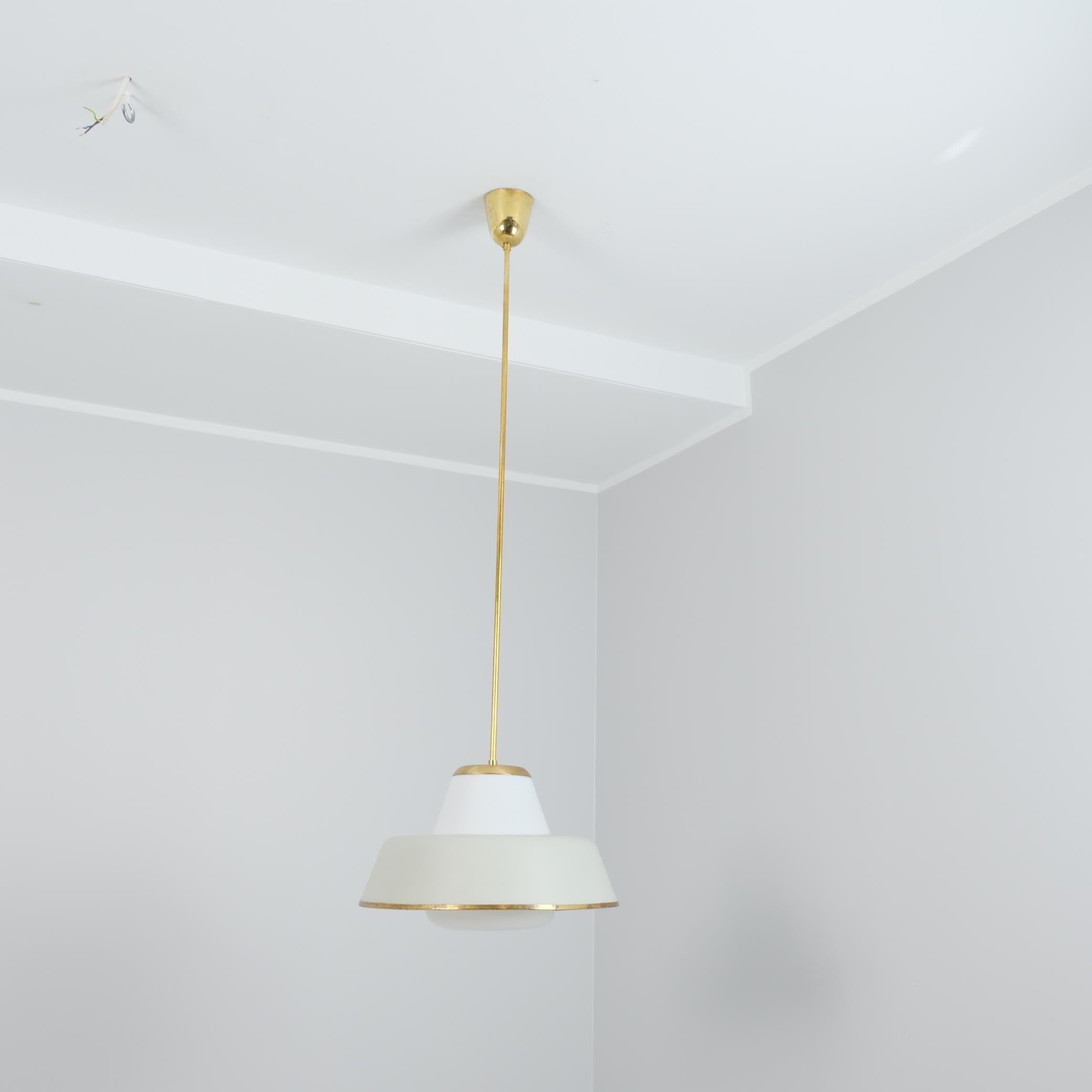 Diese UFO-ähnliche Lampe war in den 1950er Jahren in Finnland sehr beliebt und ist es auch heute noch. Man findet sie in öffentlichen Gebäuden ebenso wie in Privatwohnungen. 
Diese Lampe ist zweimal gestempelt, auf der Innenseite und auf dem äußeren