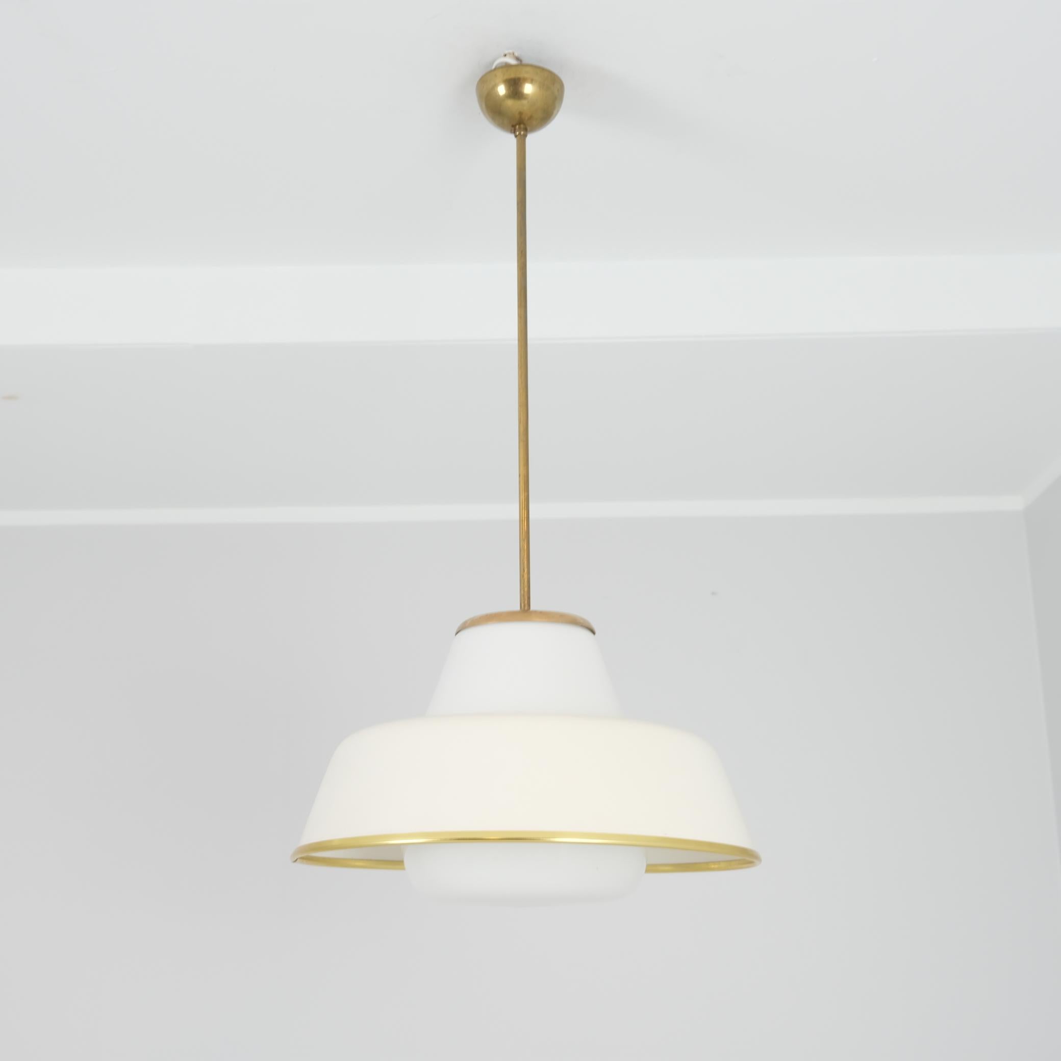 Questo iconico pendente da soffitto a forma di UFO, disegnato da Lisa Johansson-Pape, era molto popolare nella Finlandia degli anni '50 e rimane un pezzo ricercato ancora oggi. Presente sia in edifici pubblici che in residenze private, il suo design