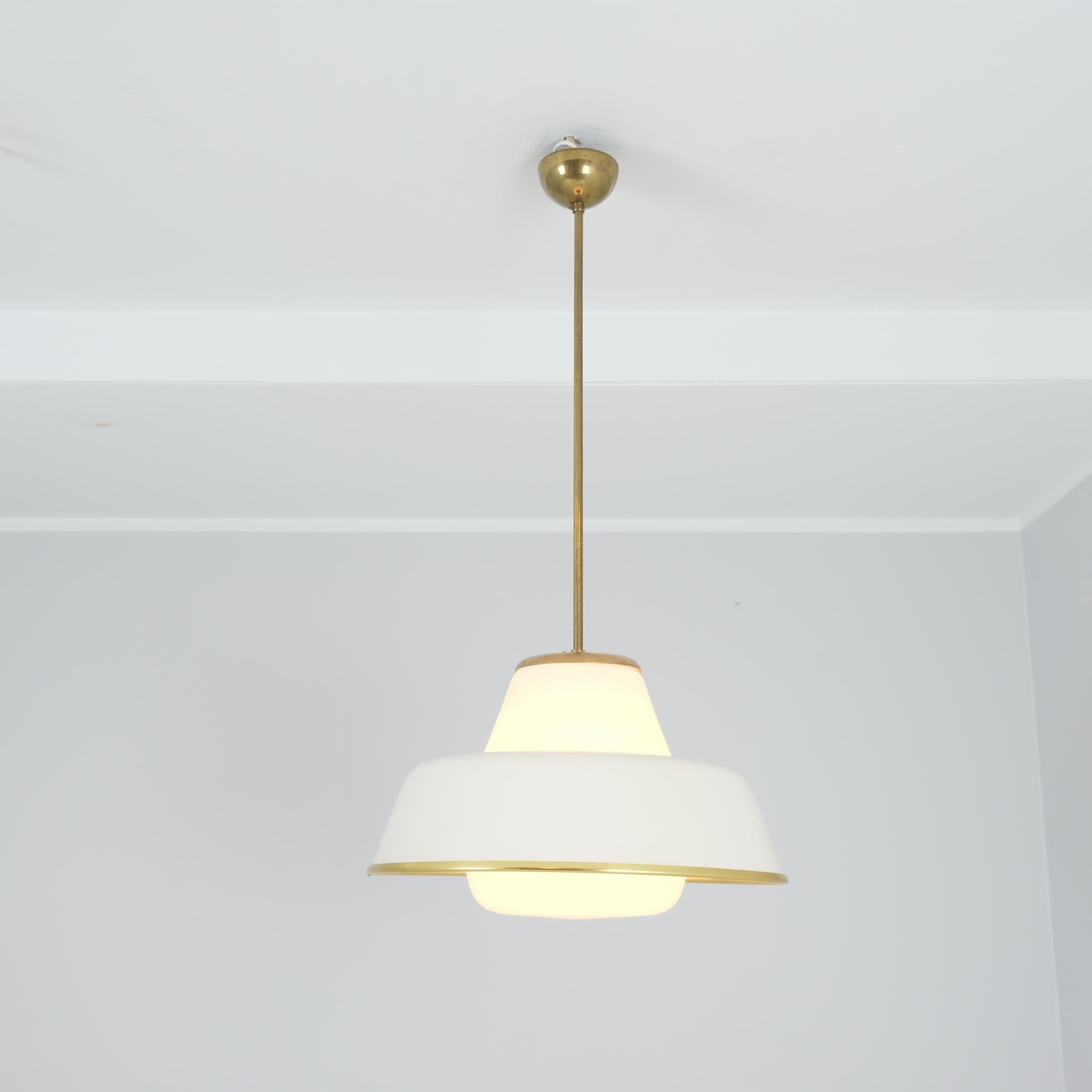 Lisa Johansson-Papé Ciondolo da soffitto 61-347 Vetro, Ottone e Bianco, Orno 1950s In condizioni buone in vendita a Helsinki, FI