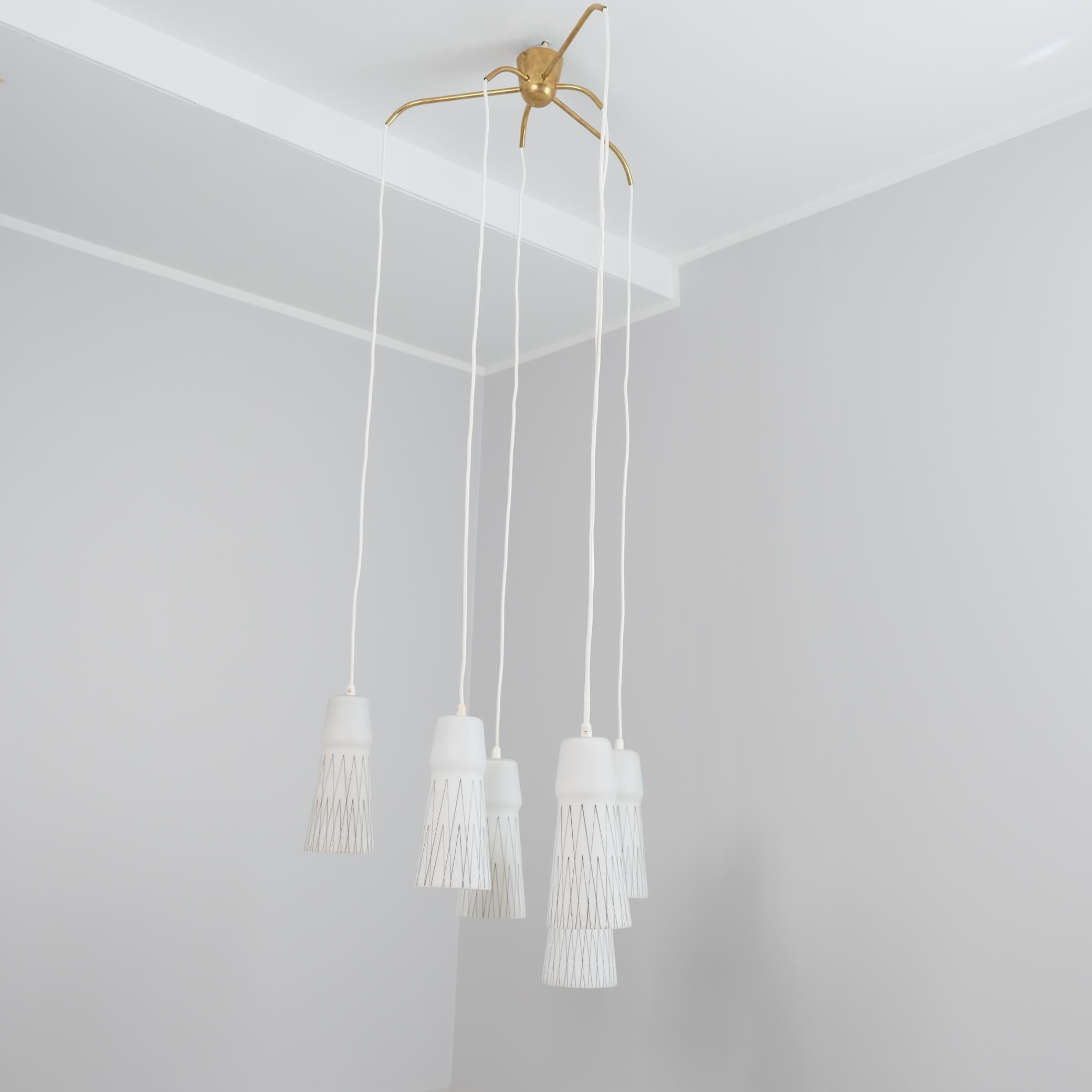 Scandinavo moderno Lisa Johansson-Papé Ciondolo da soffitto 66-017 Vetro dipinto a mano, ottone, Orno 1950s in vendita