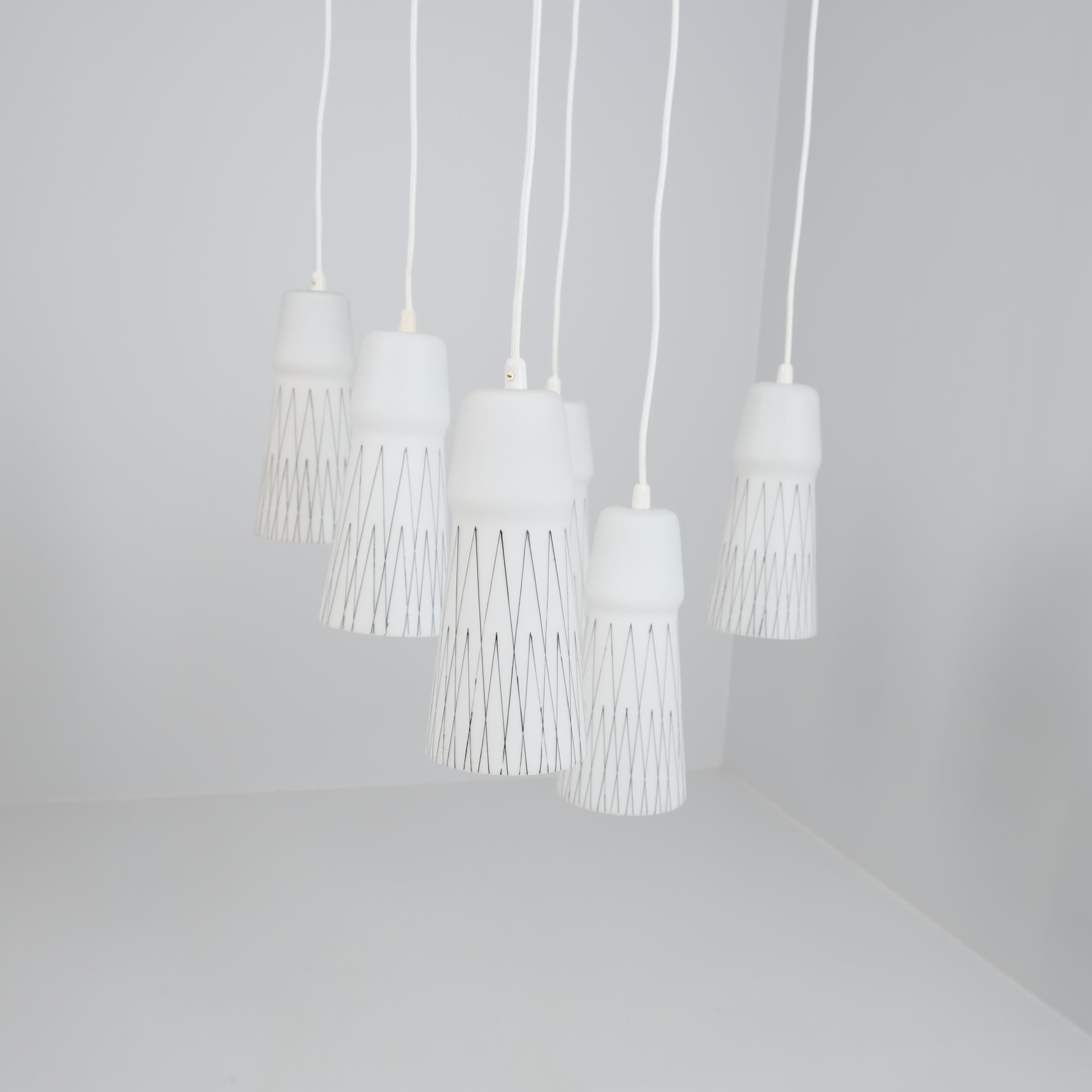 Finlandese Lisa Johansson-Papé Ciondolo da soffitto 66-017 Vetro dipinto a mano, ottone, Orno 1950s in vendita
