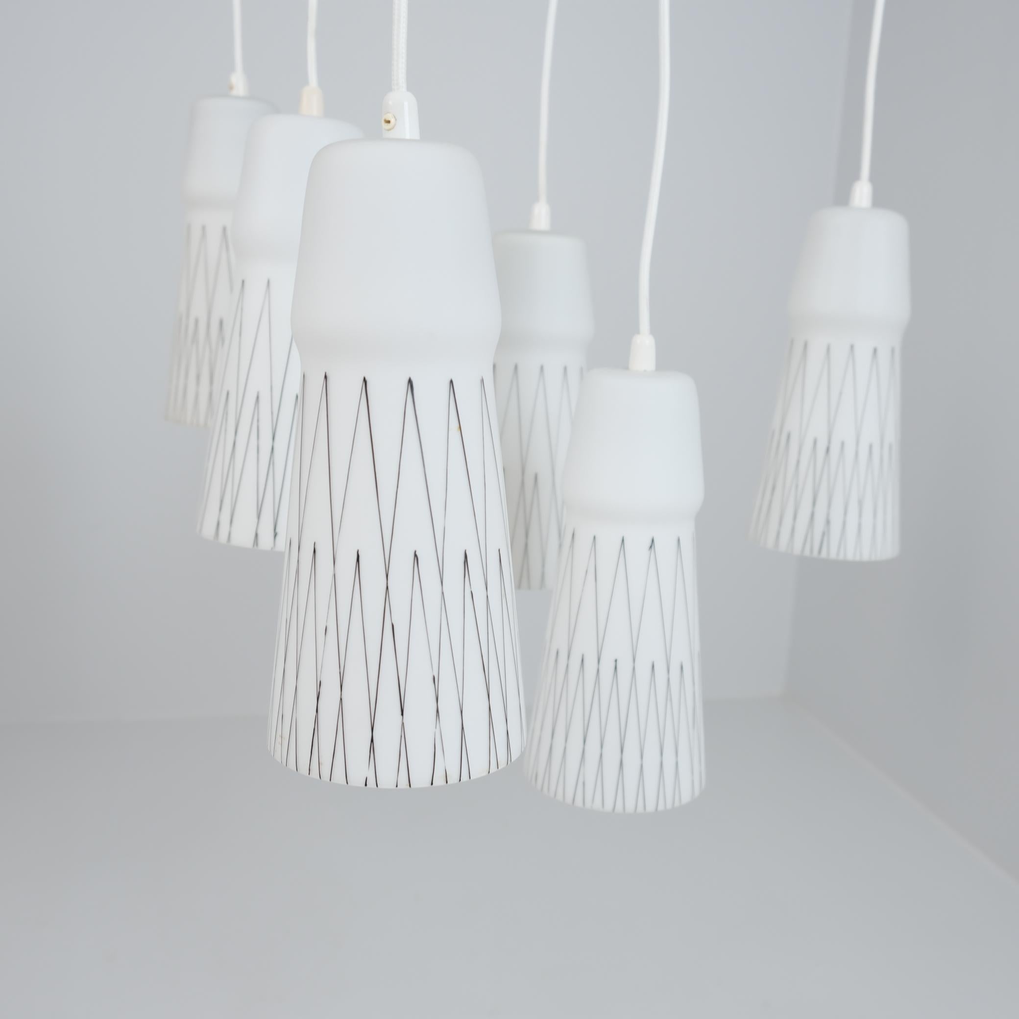 Lisa Johansson-Papé Ciondolo da soffitto 66-017 Vetro dipinto a mano, ottone, Orno 1950s In condizioni buone in vendita a Helsinki, FI