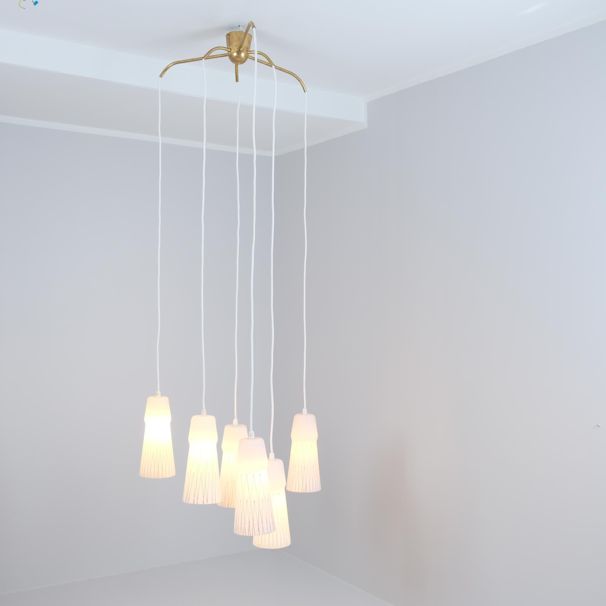 Metà XX secolo Lisa Johansson-Papé Ciondolo da soffitto 66-017 Vetro dipinto a mano, ottone, Orno 1950s in vendita