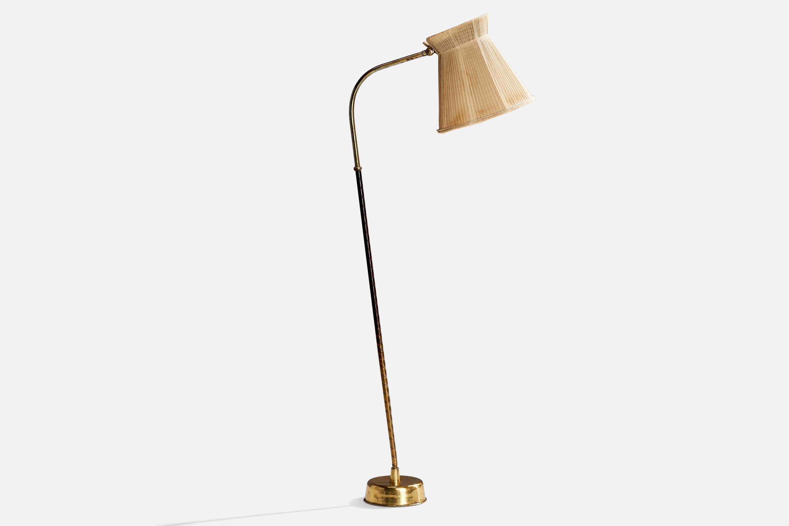 Lámpara de pie de latón, acrílico, banda de plástico y tela beige, diseñada por Lisa Johansson-Pape y producida por Ornö, Finlandia, c. 1960.

Dimensiones de la lámpara con pantalla (pulgadas): 58,5