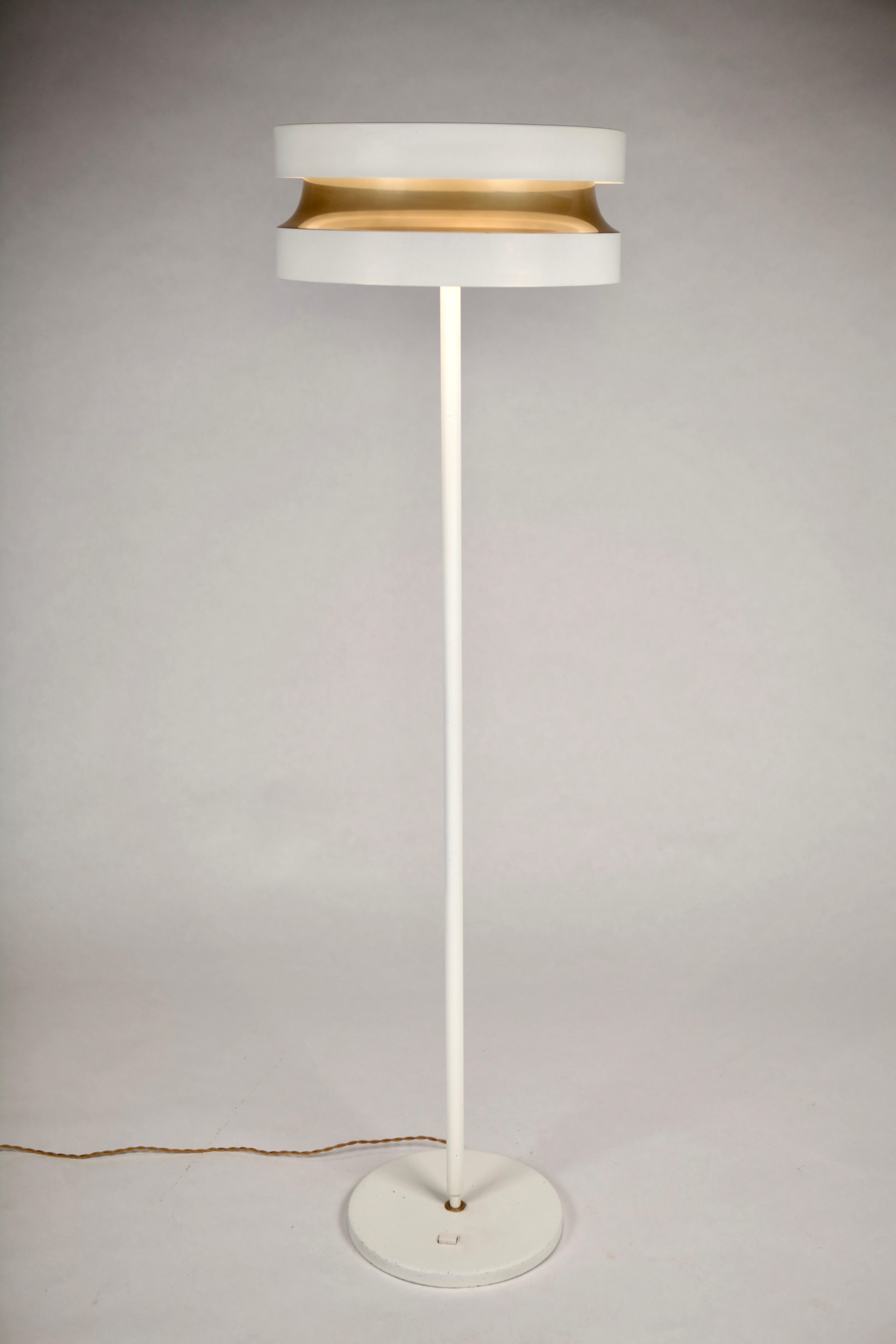 Lisa Johansson-Pape, floor lamp in painted metal and brass details, manufactured by Stockman, Orno, Finland in the 1960s.
Adjustable height max. 195cm. 3 E 27 sockets.
Rewired.